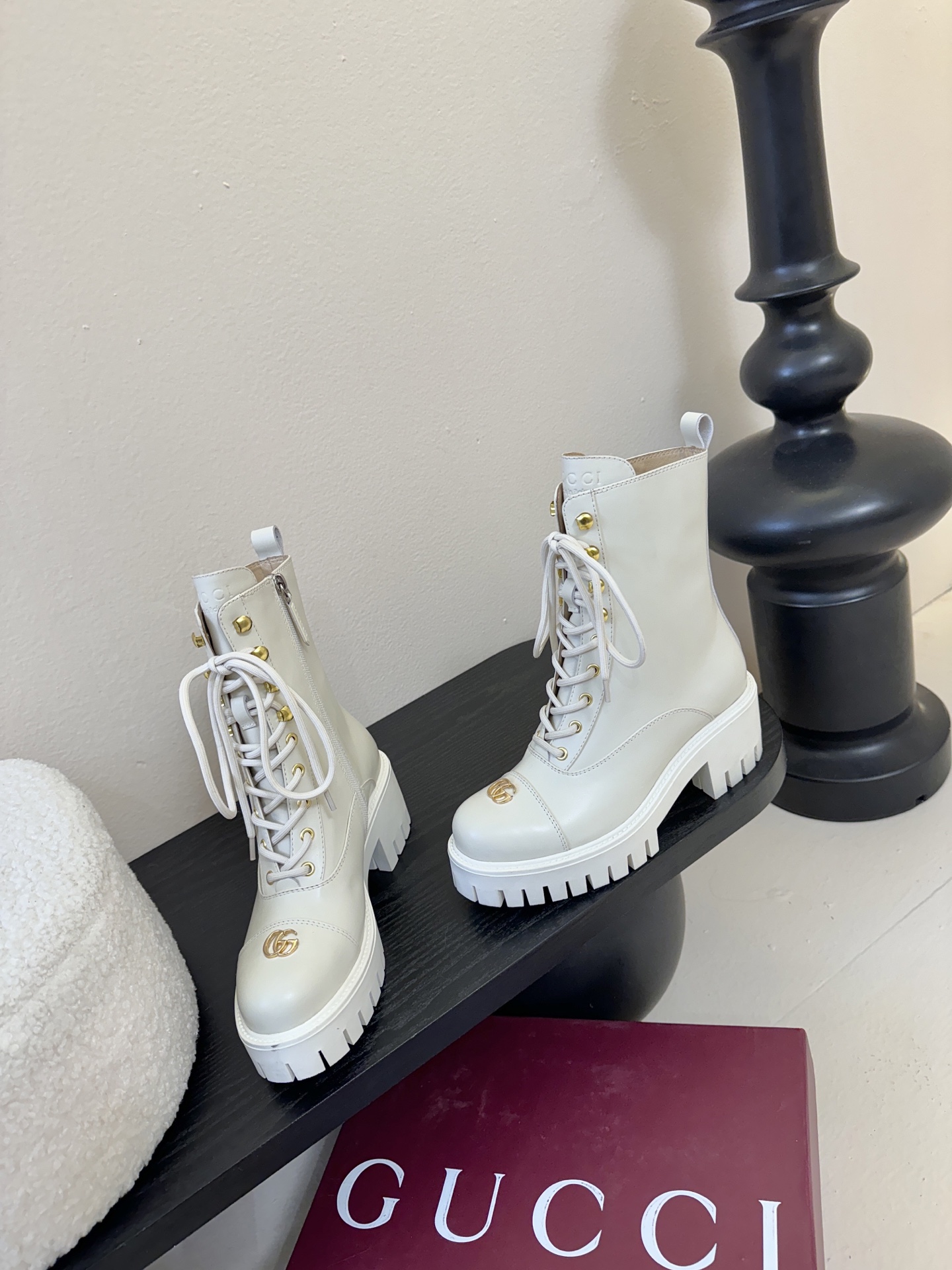 Gucc*秋冬新品经典时髦极小简圆头搭配马衔扣设计潇洒百搭而且脚感很稳而且在搭配上不用多做思考连衣裙和小