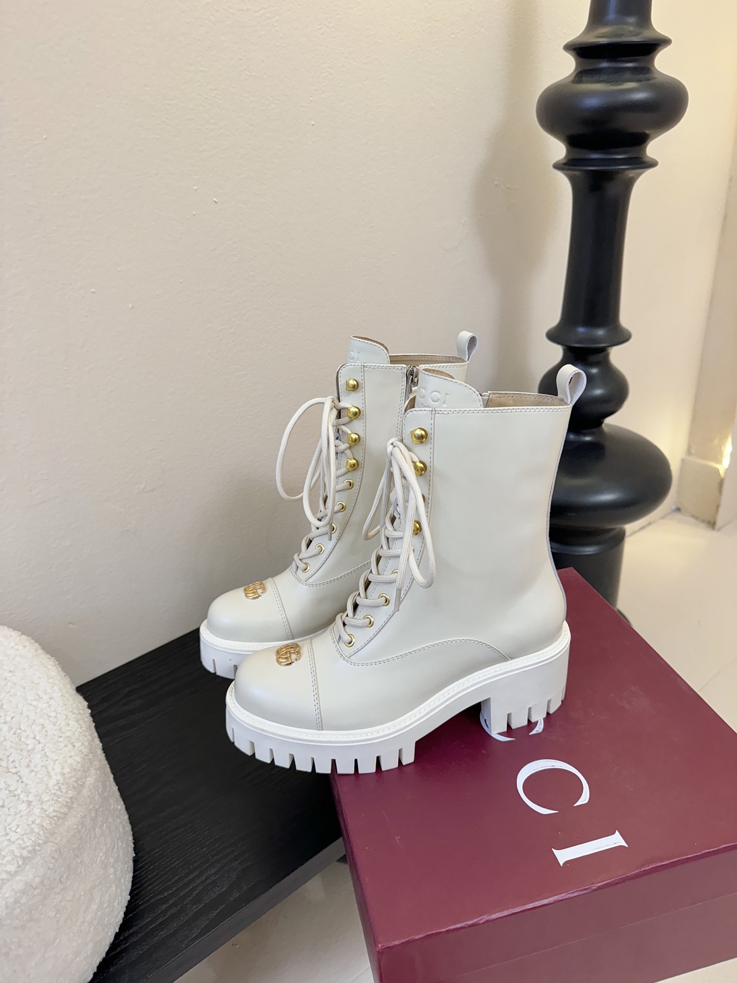 Gucc*秋冬新品经典时髦极小简圆头搭配马衔扣设计潇洒百搭而且脚感很稳而且在搭配上不用多做思考连衣裙和小