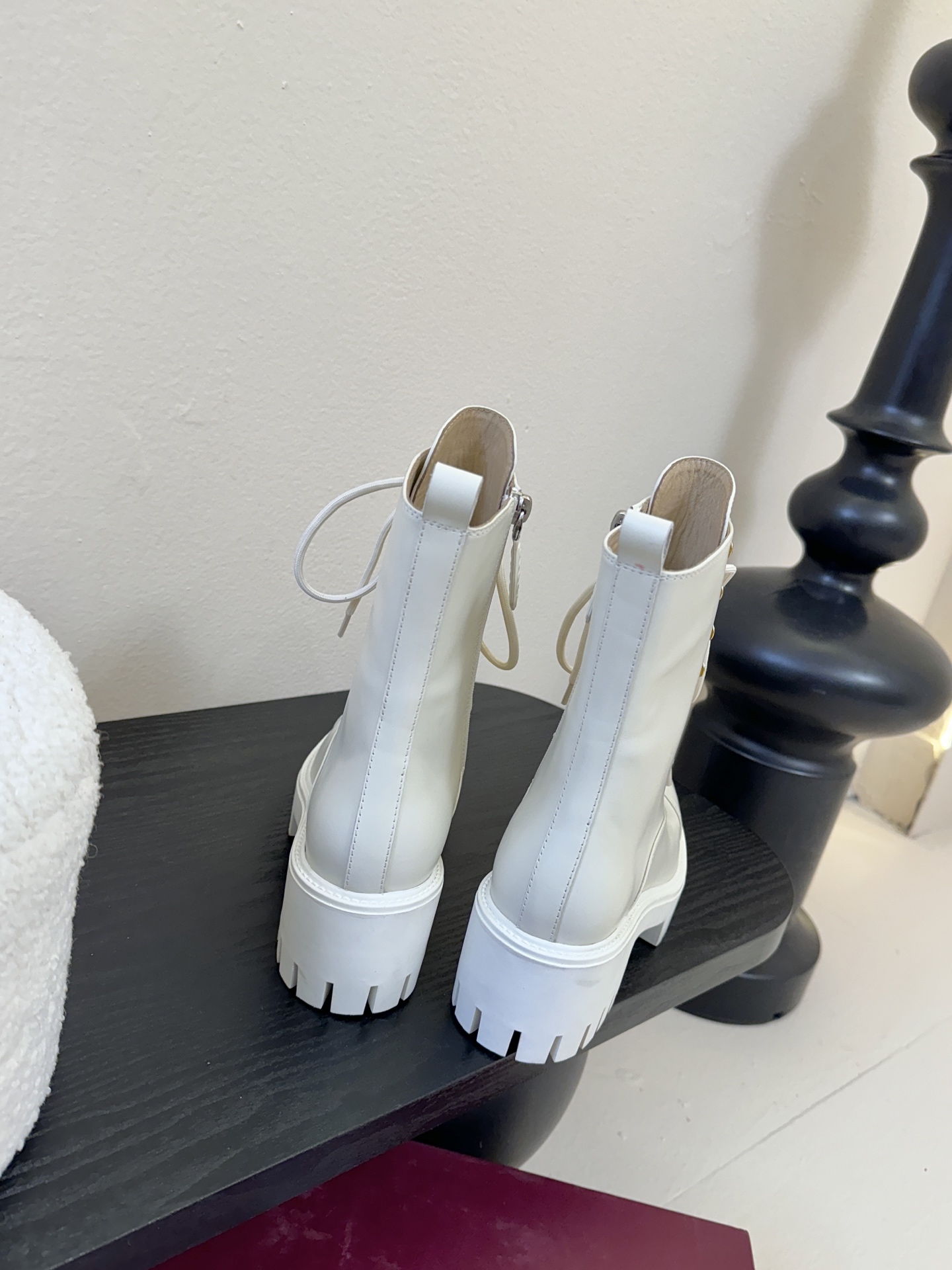 Gucc*秋冬新品经典时髦极小简圆头搭配马衔扣设计潇洒百搭而且脚感很稳而且在搭配上不用多做思考连衣裙和小