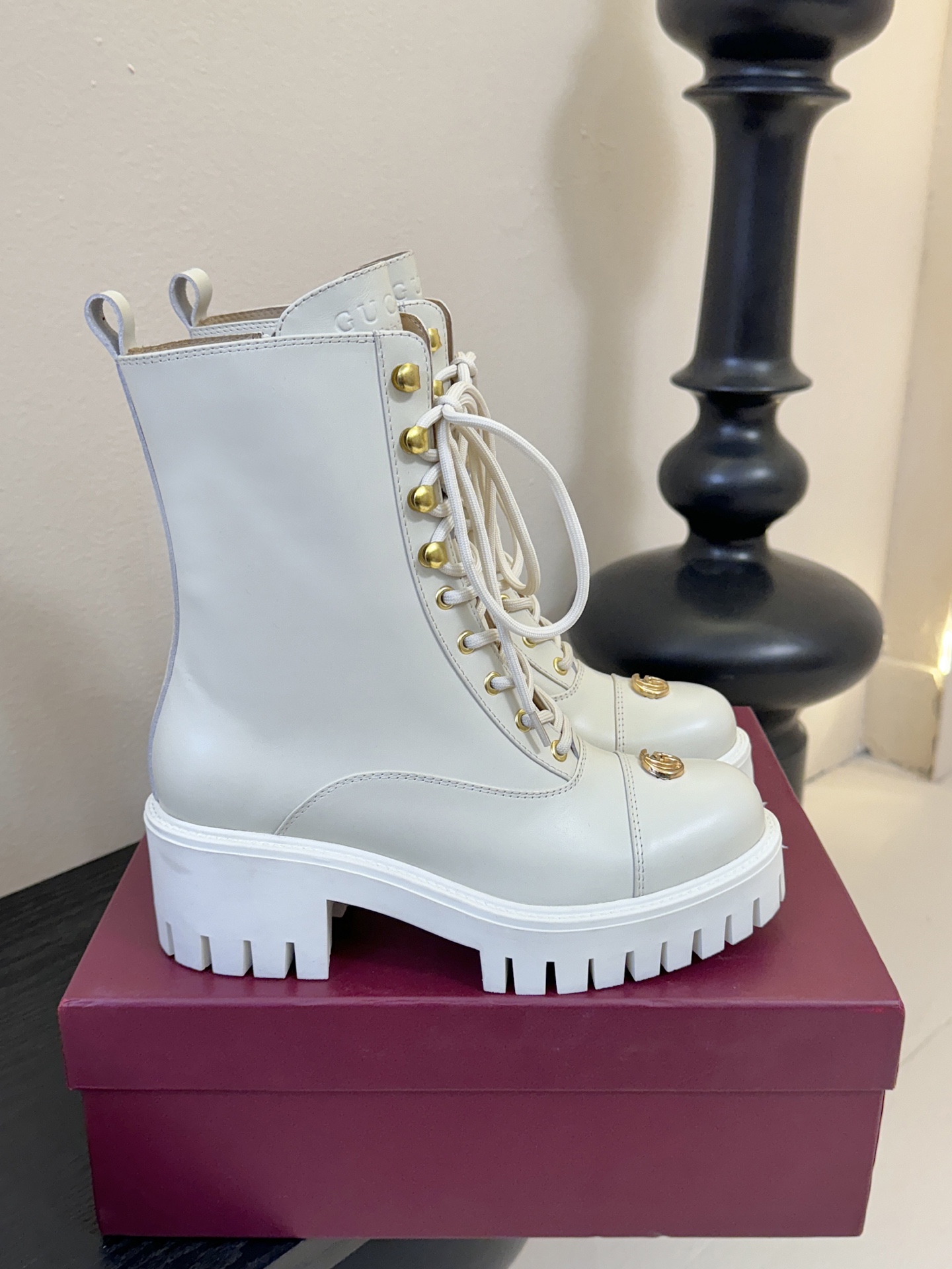 Gucc*秋冬新品经典时髦极小简圆头搭配马衔扣设计潇洒百搭而且脚感很稳而且在搭配上不用多做思考连衣裙和小