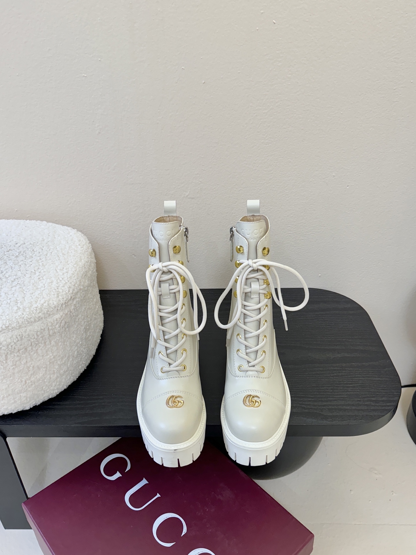 Gucc*秋冬新品经典时髦极小简圆头搭配马衔扣设计潇洒百搭而且脚感很稳而且在搭配上不用多做思考连衣裙和小