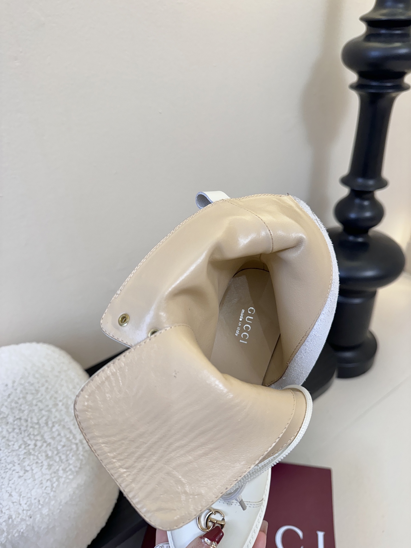 Gucc*秋冬新品经典时髦极小简圆头搭配马衔扣设计潇洒百搭而且脚感很稳而且在搭配上不用多做思考连衣裙和小