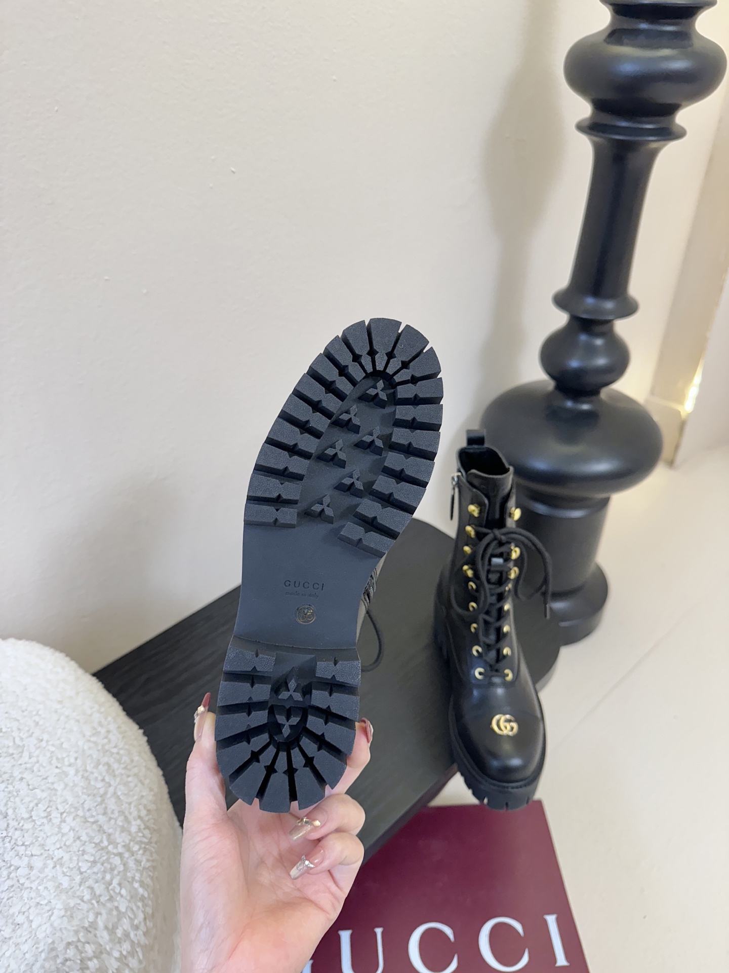 Gucc*秋冬新品经典时髦极小简圆头搭配马衔扣设计潇洒百搭而且脚感很稳而且在搭配上不用多做思考连衣裙和小