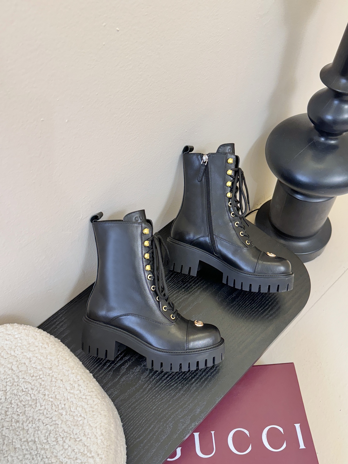 Gucc*秋冬新品经典时髦极小简圆头搭配马衔扣设计潇洒百搭而且脚感很稳而且在搭配上不用多做思考连衣裙和小