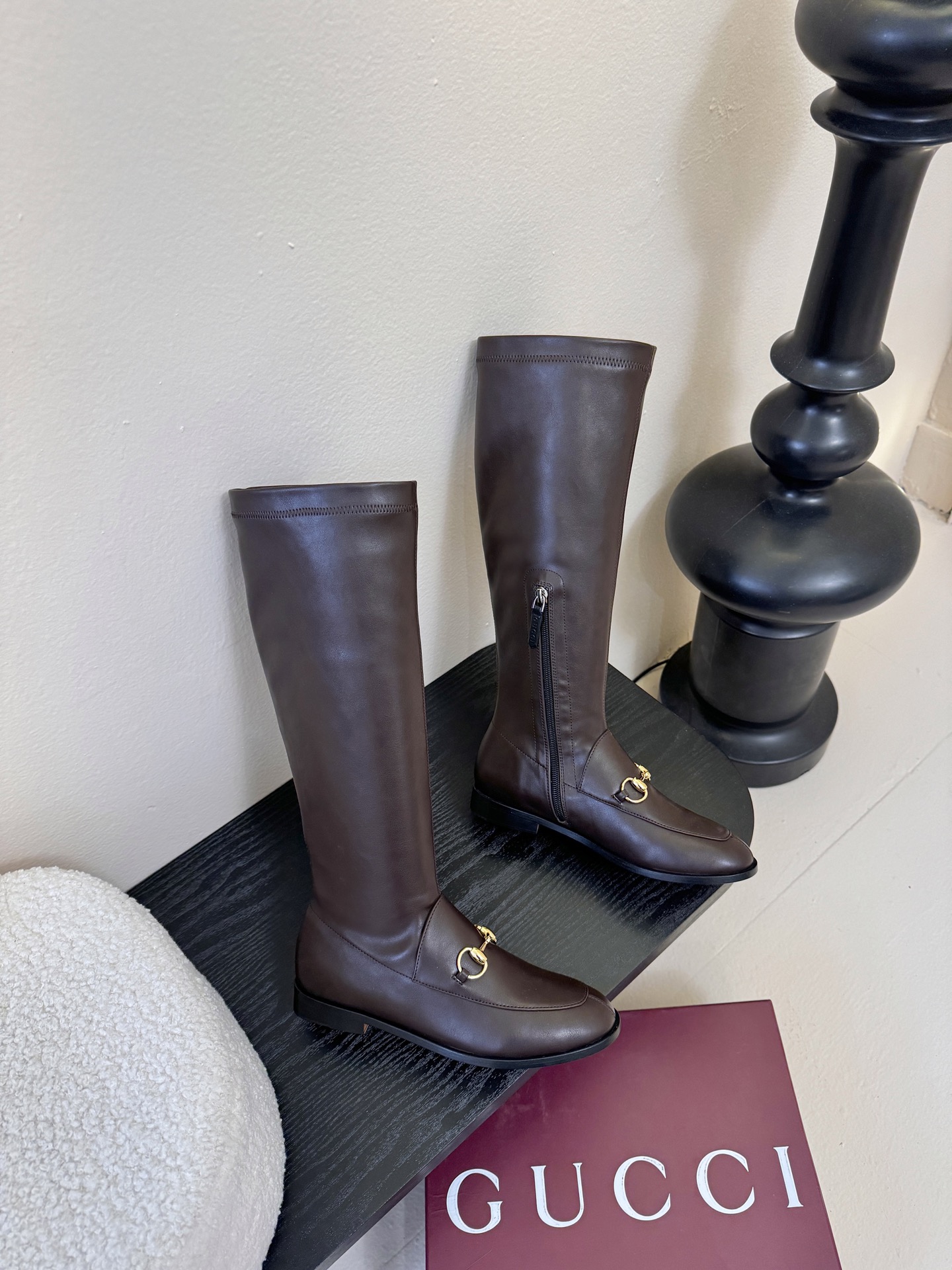 Gucci/古驰经典双G马衔扣复古乐福弹力靴当百年马术基因邂逅现代穿着哲学这款弹力靴便有了跨越时光的魅力