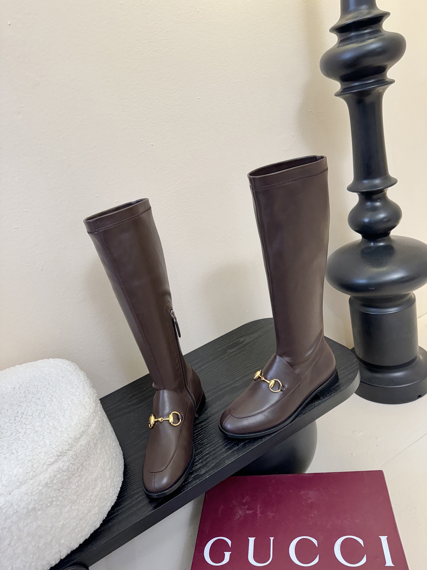 Gucci/古驰经典双G马衔扣复古乐福弹力靴当百年马术基因邂逅现代穿着哲学这款弹力靴便有了跨越时光的魅力