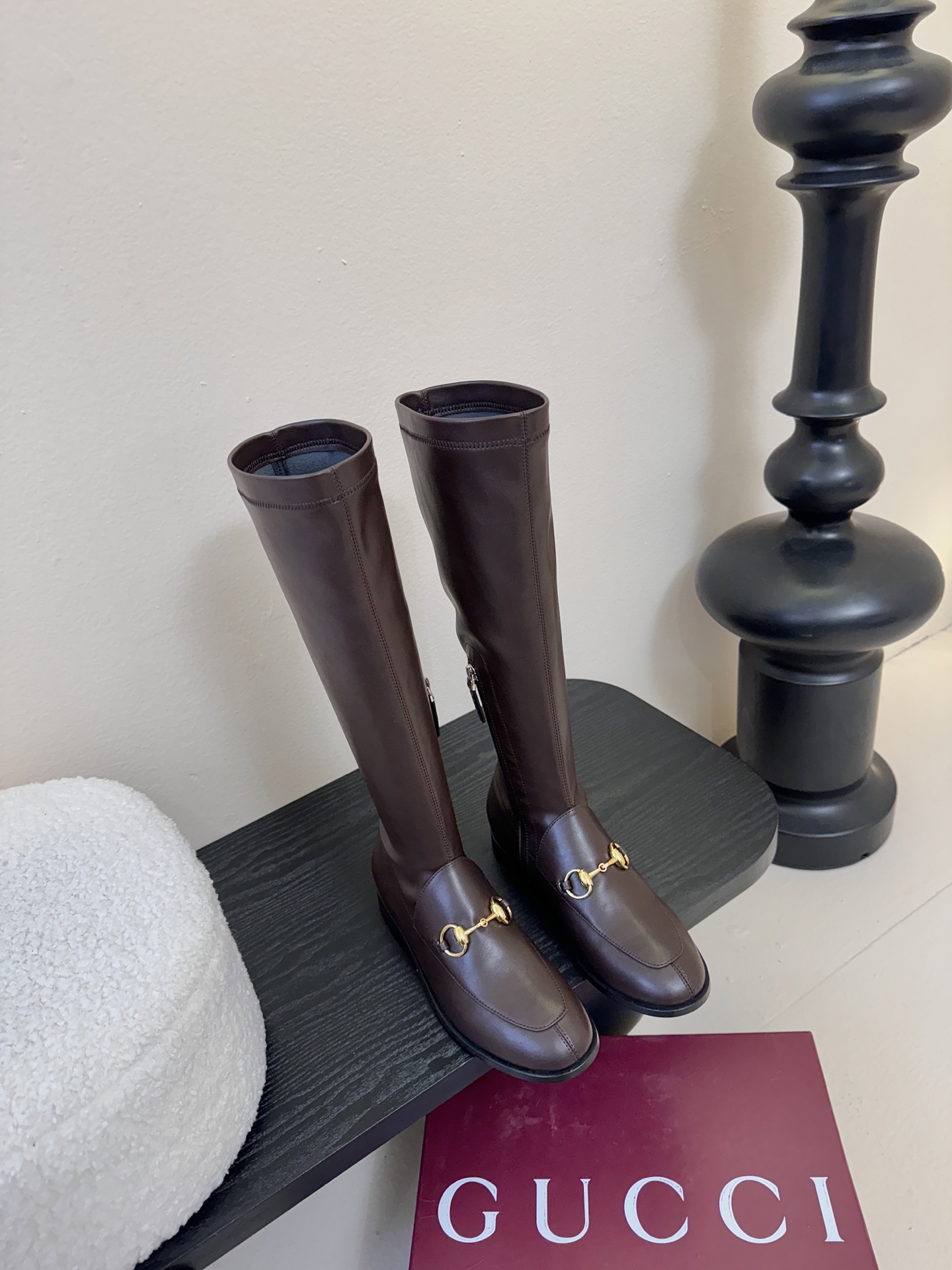 Gucci/古驰经典双G马衔扣复古乐福弹力靴当百年马术基因邂逅现代穿着哲学这款弹力靴便有了跨越时光的魅力