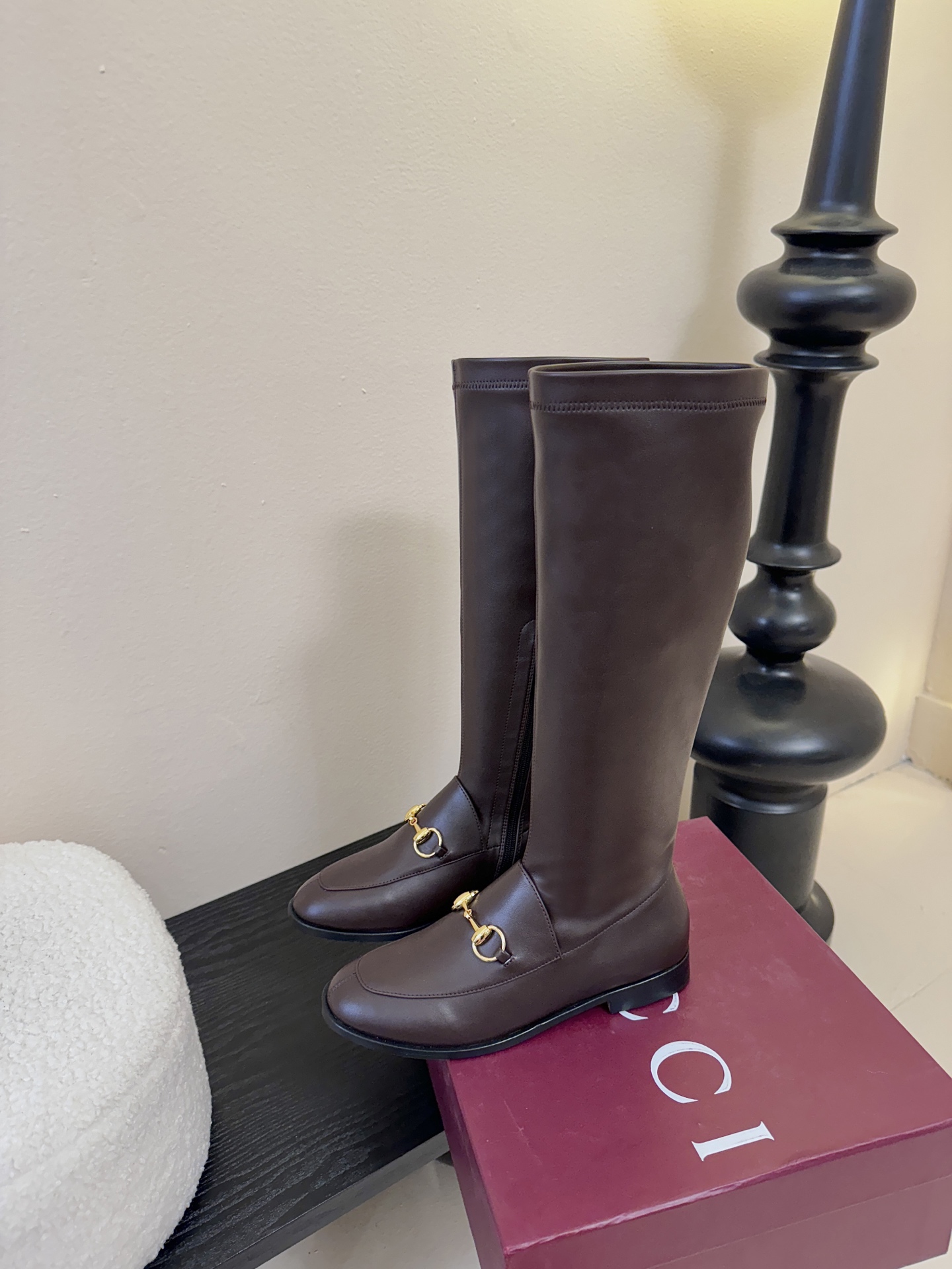 Gucci/古驰经典双G马衔扣复古乐福弹力靴当百年马术基因邂逅现代穿着哲学这款弹力靴便有了跨越时光的魅力