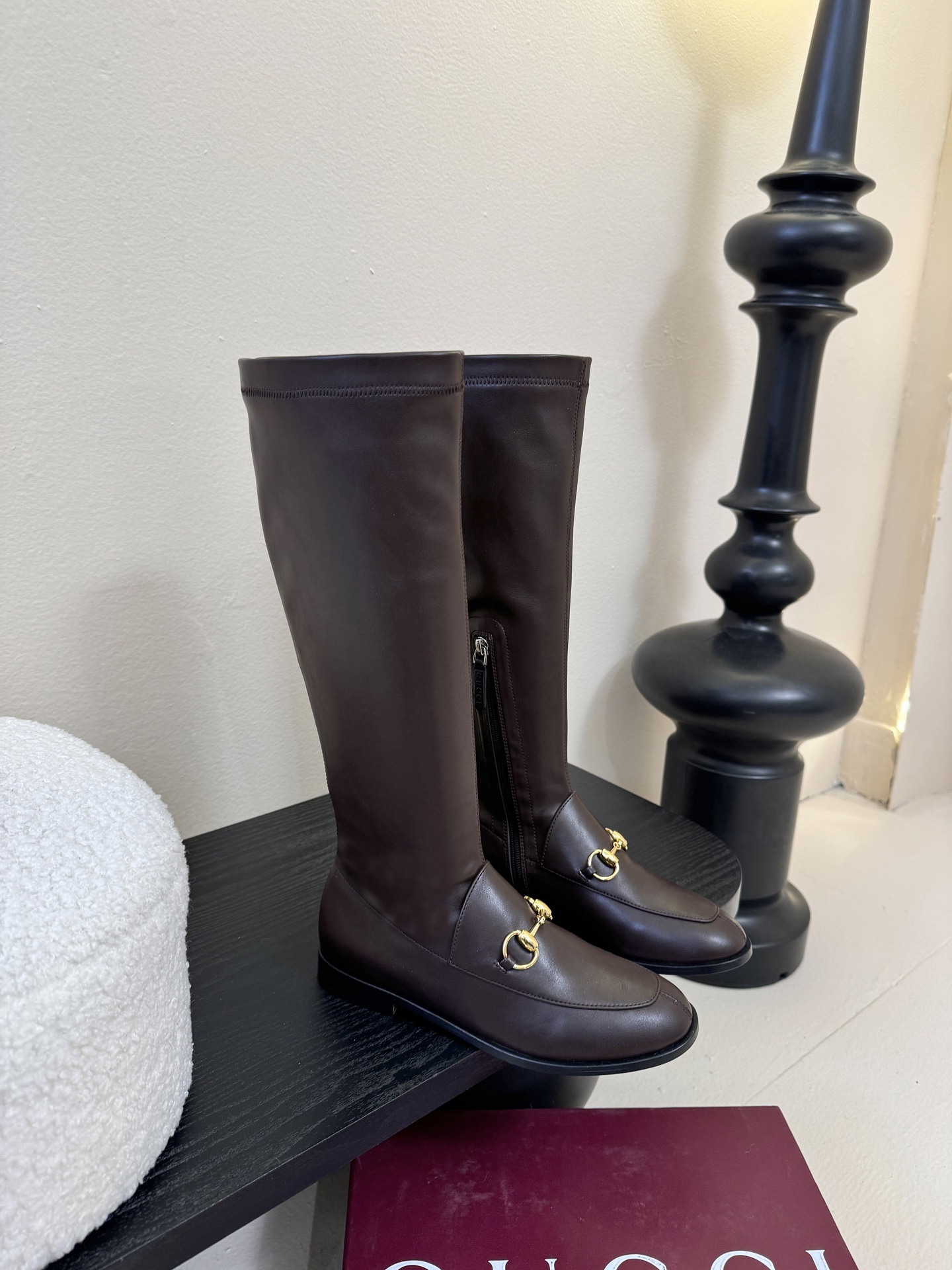 Gucci/古驰经典双G马衔扣复古乐福弹力靴当百年马术基因邂逅现代穿着哲学这款弹力靴便有了跨越时光的魅力