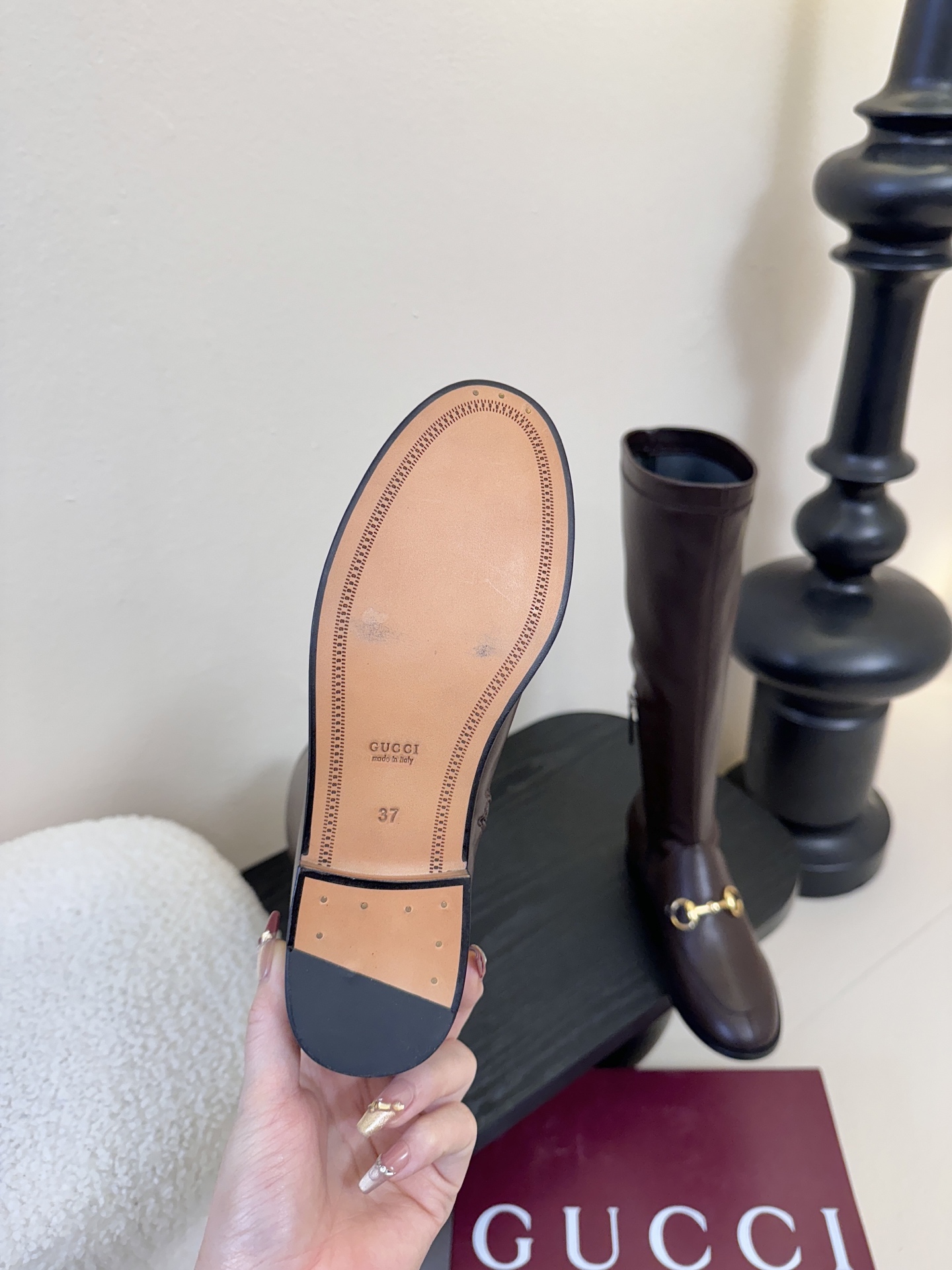 Gucci/古驰经典双G马衔扣复古乐福弹力靴当百年马术基因邂逅现代穿着哲学这款弹力靴便有了跨越时光的魅力