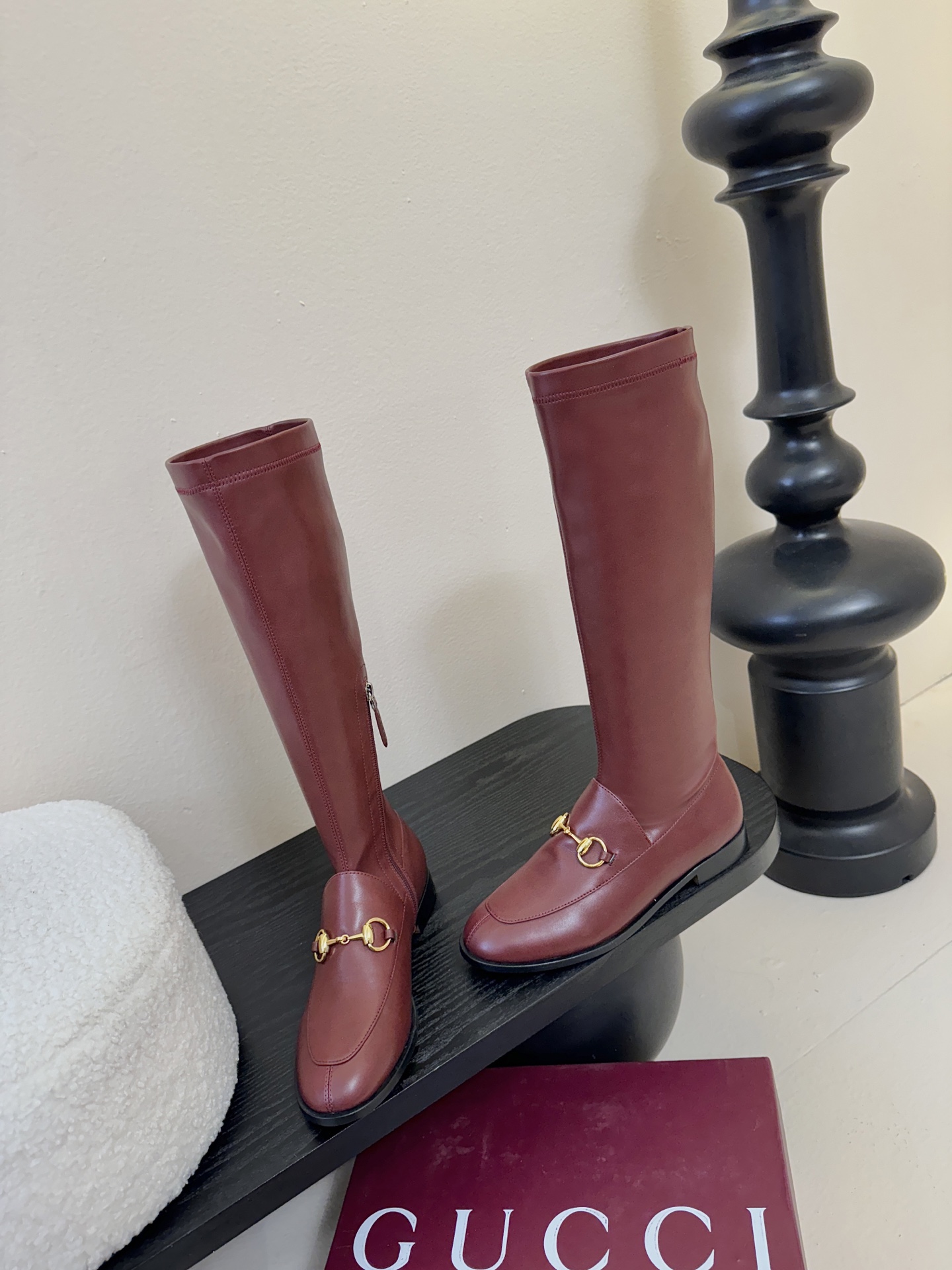 Gucci/古驰经典双G马衔扣复古乐福弹力靴当百年马术基因邂逅现代穿着哲学这款弹力靴便有了跨越时光的魅力