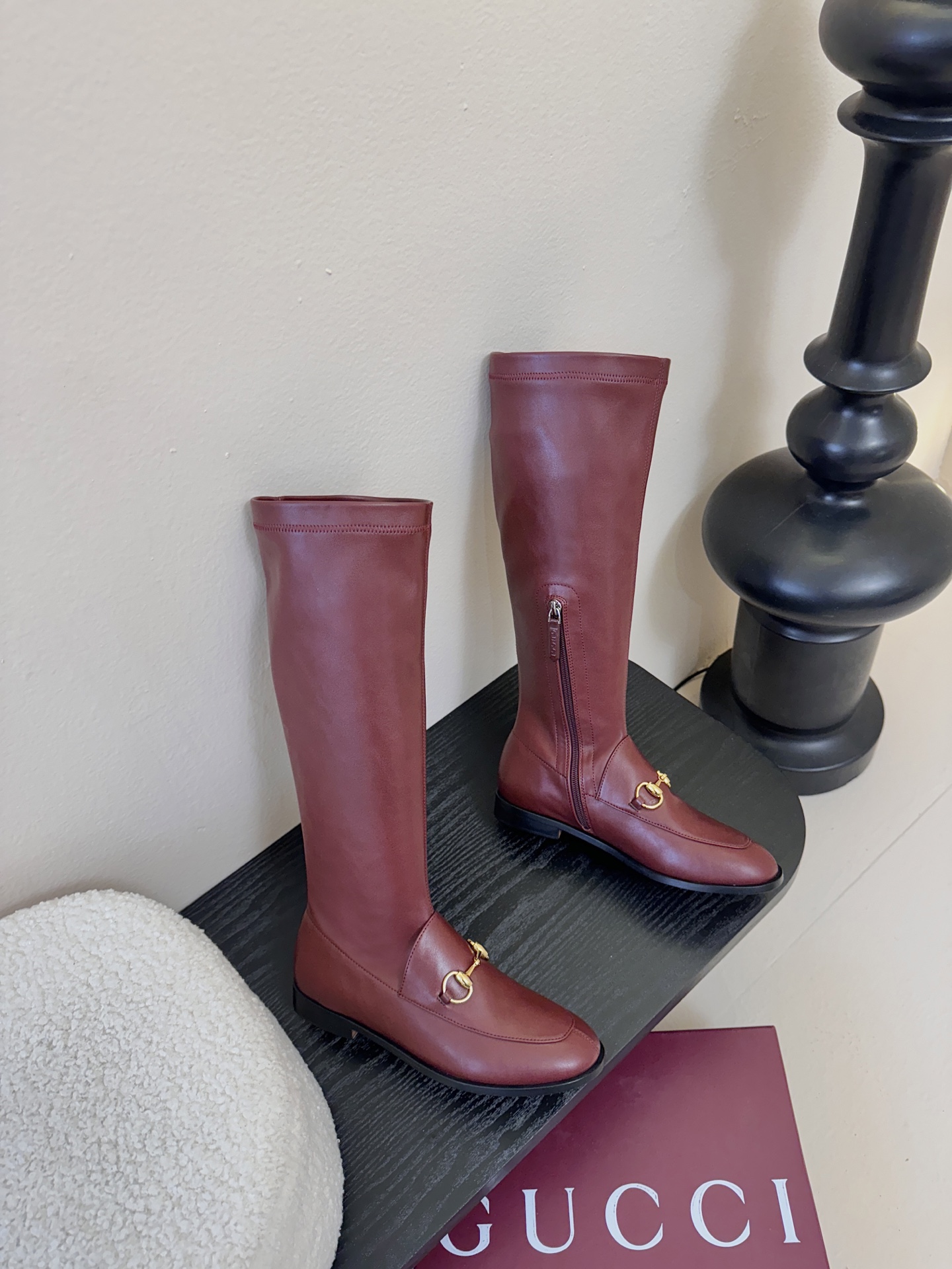 Gucci/古驰经典双G马衔扣复古乐福弹力靴当百年马术基因邂逅现代穿着哲学这款弹力靴便有了跨越时光的魅力