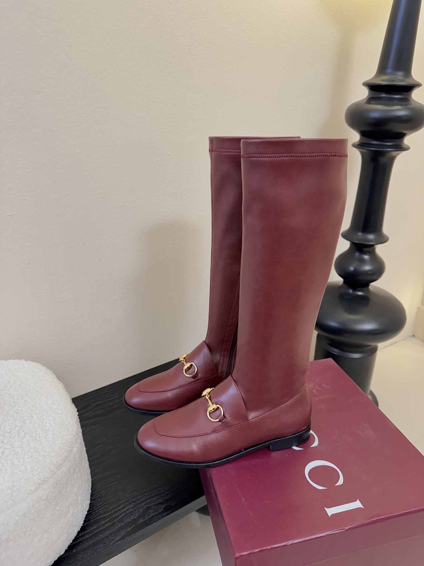 Gucci/古驰经典双G马衔扣复古乐福弹力靴当百年马术基因邂逅现代穿着哲学这款弹力靴便有了跨越时光的魅力