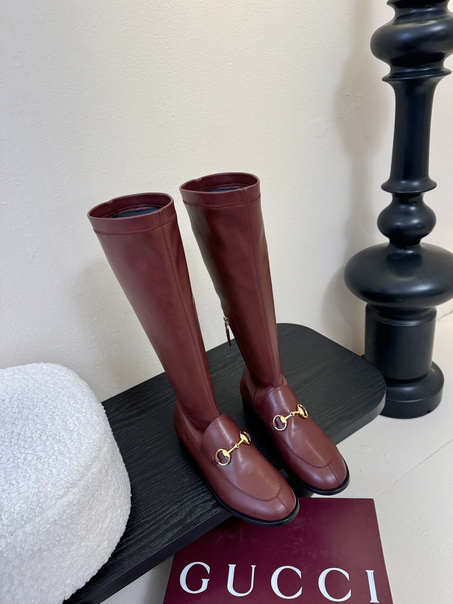 Gucci/古驰经典双G马衔扣复古乐福弹力靴当百年马术基因邂逅现代穿着哲学这款弹力靴便有了跨越时光的魅力