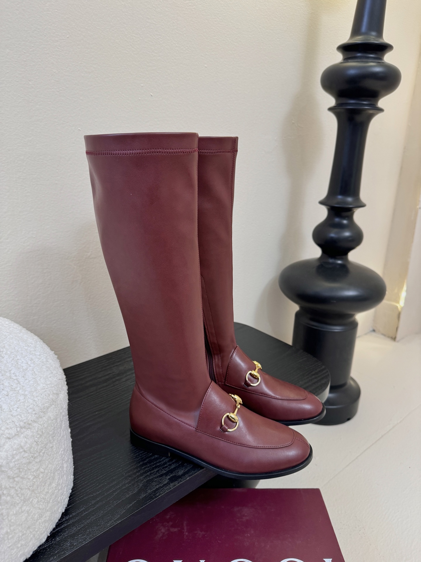 Gucci/古驰经典双G马衔扣复古乐福弹力靴当百年马术基因邂逅现代穿着哲学这款弹力靴便有了跨越时光的魅力