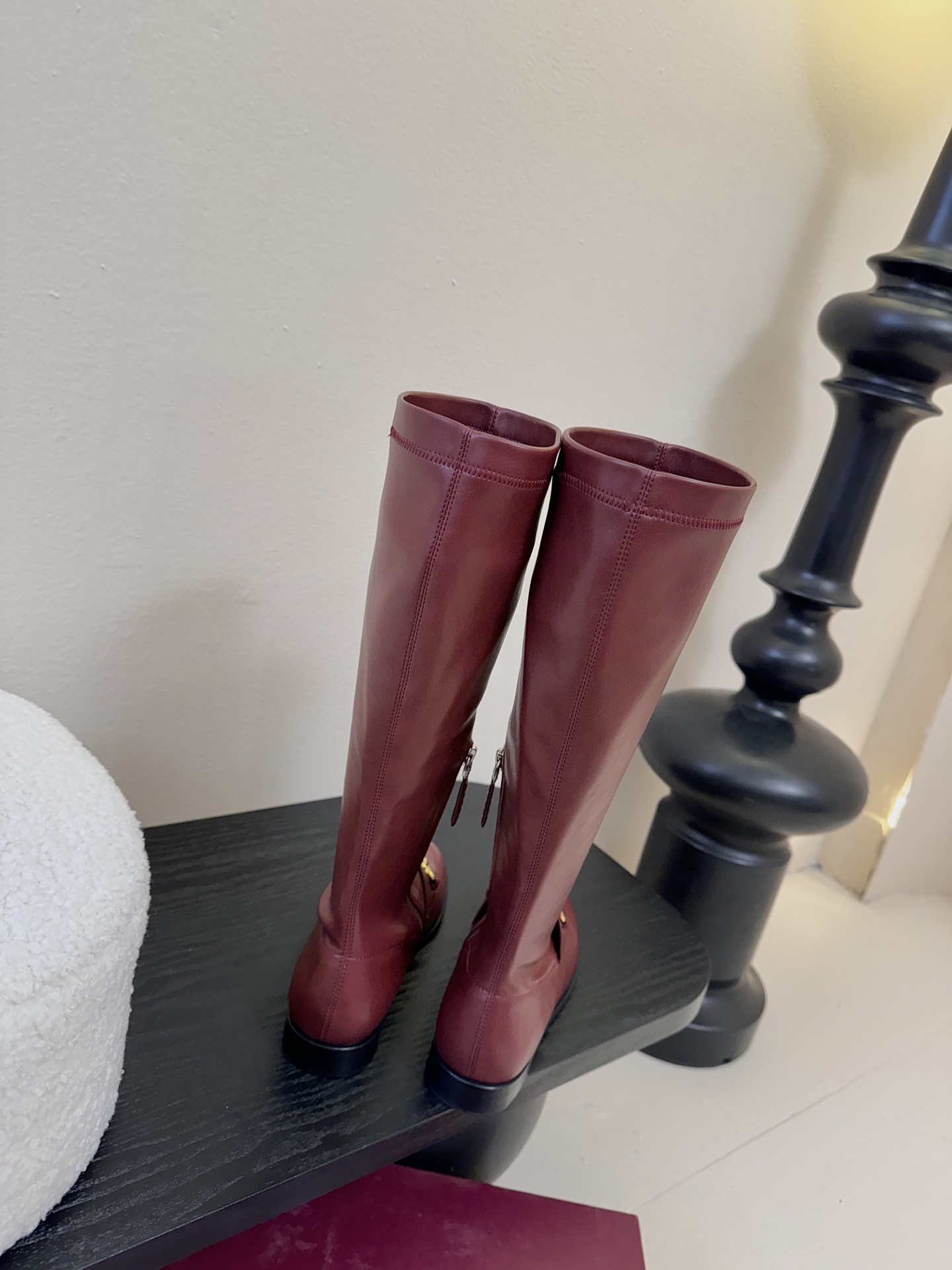 Gucci/古驰经典双G马衔扣复古乐福弹力靴当百年马术基因邂逅现代穿着哲学这款弹力靴便有了跨越时光的魅力