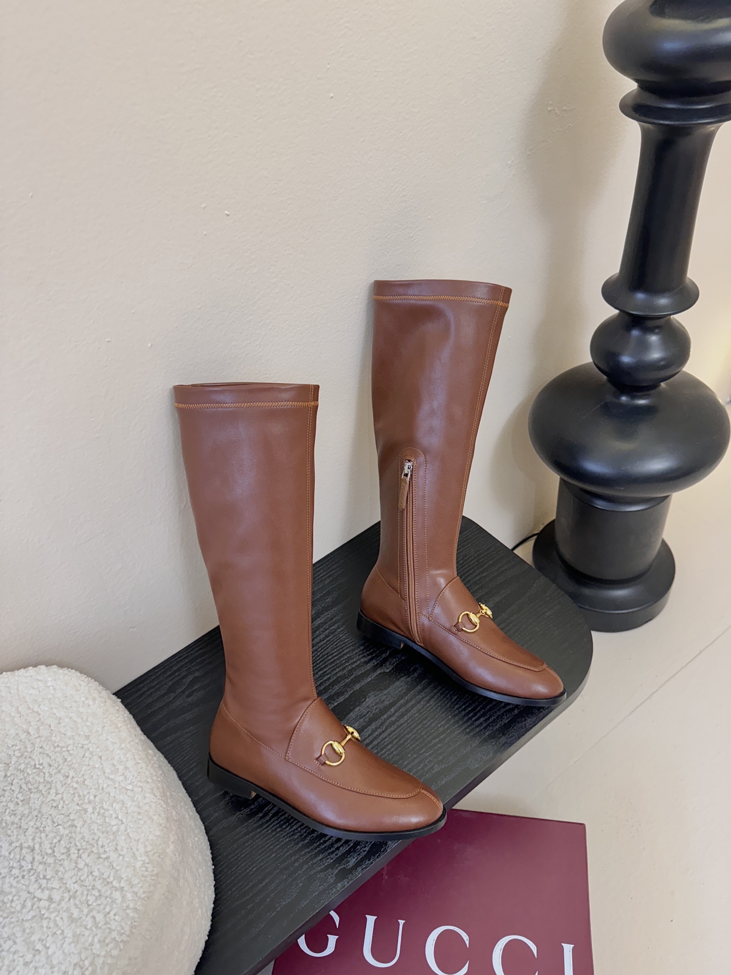 Gucci/古驰经典双G马衔扣复古乐福弹力靴当百年马术基因邂逅现代穿着哲学这款弹力靴便有了跨越时光的魅力