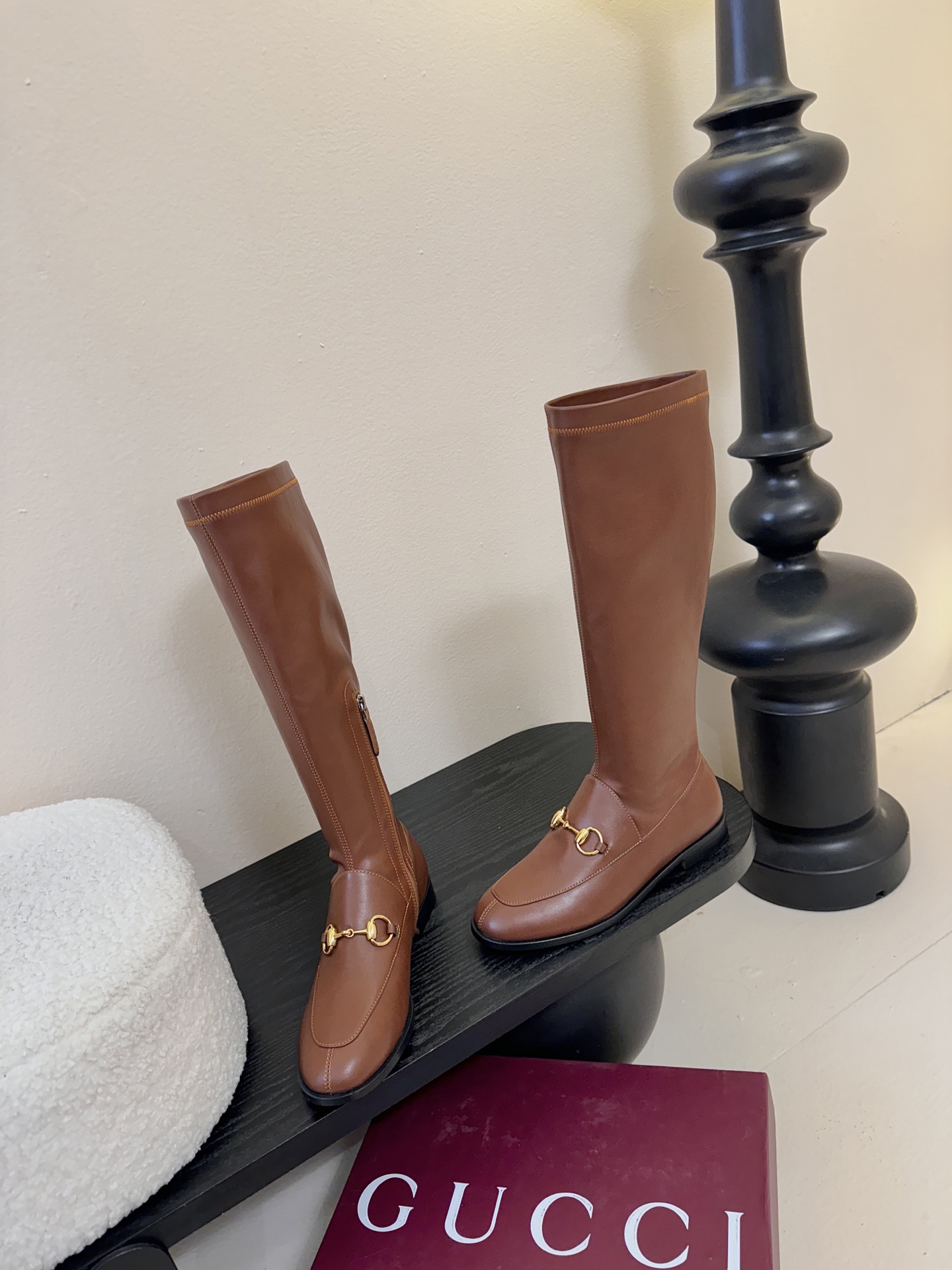 Gucci/古驰经典双G马衔扣复古乐福弹力靴当百年马术基因邂逅现代穿着哲学这款弹力靴便有了跨越时光的魅力