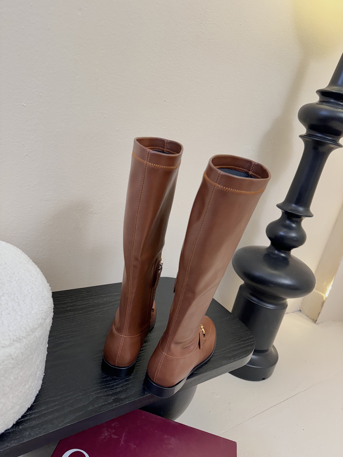 Gucci/古驰经典双G马衔扣复古乐福弹力靴当百年马术基因邂逅现代穿着哲学这款弹力靴便有了跨越时光的魅力