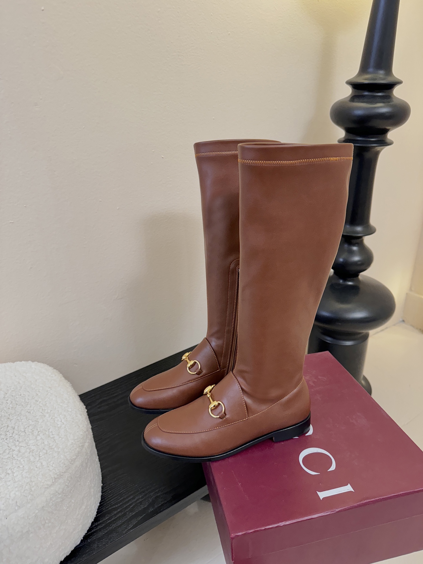 Gucci/古驰经典双G马衔扣复古乐福弹力靴当百年马术基因邂逅现代穿着哲学这款弹力靴便有了跨越时光的魅力