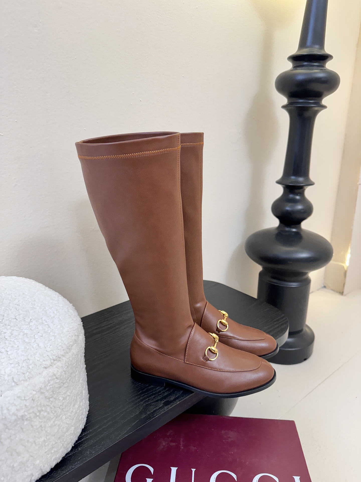 Gucci/古驰经典双G马衔扣复古乐福弹力靴当百年马术基因邂逅现代穿着哲学这款弹力靴便有了跨越时光的魅力