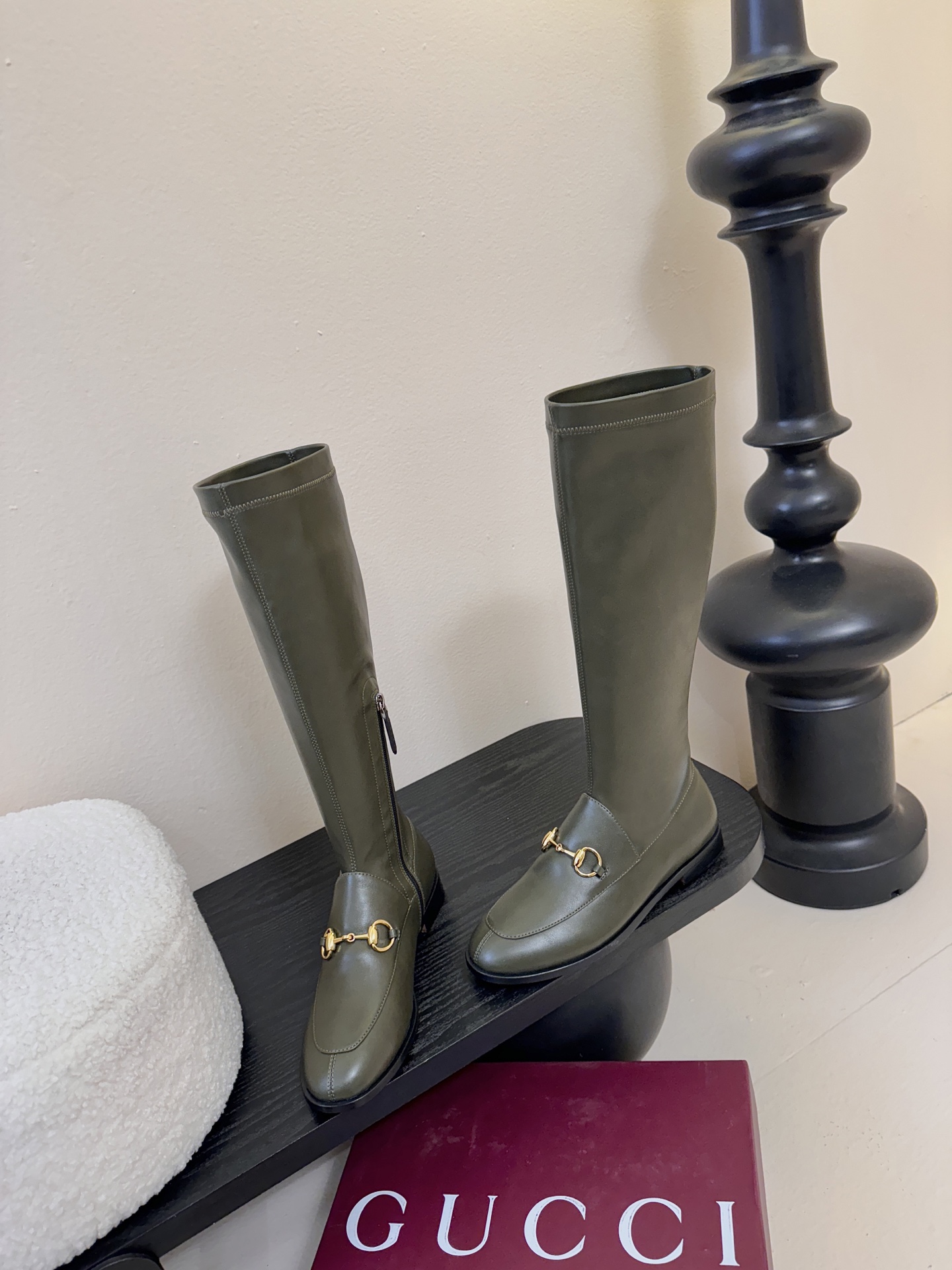 Gucci/古驰经典双G马衔扣复古乐福弹力靴当百年马术基因邂逅现代穿着哲学这款弹力靴便有了跨越时光的魅力