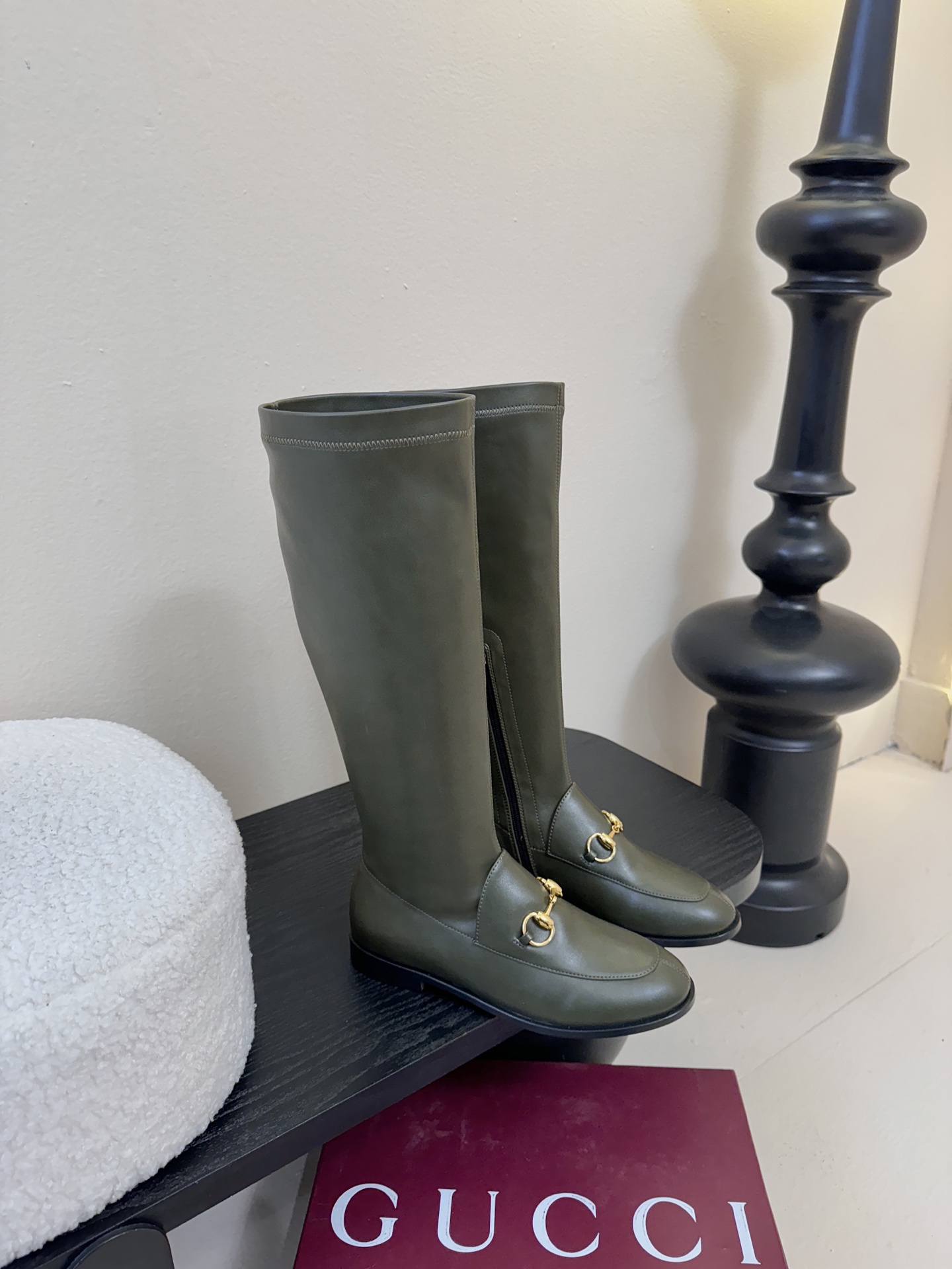 Gucci/古驰经典双G马衔扣复古乐福弹力靴当百年马术基因邂逅现代穿着哲学这款弹力靴便有了跨越时光的魅力