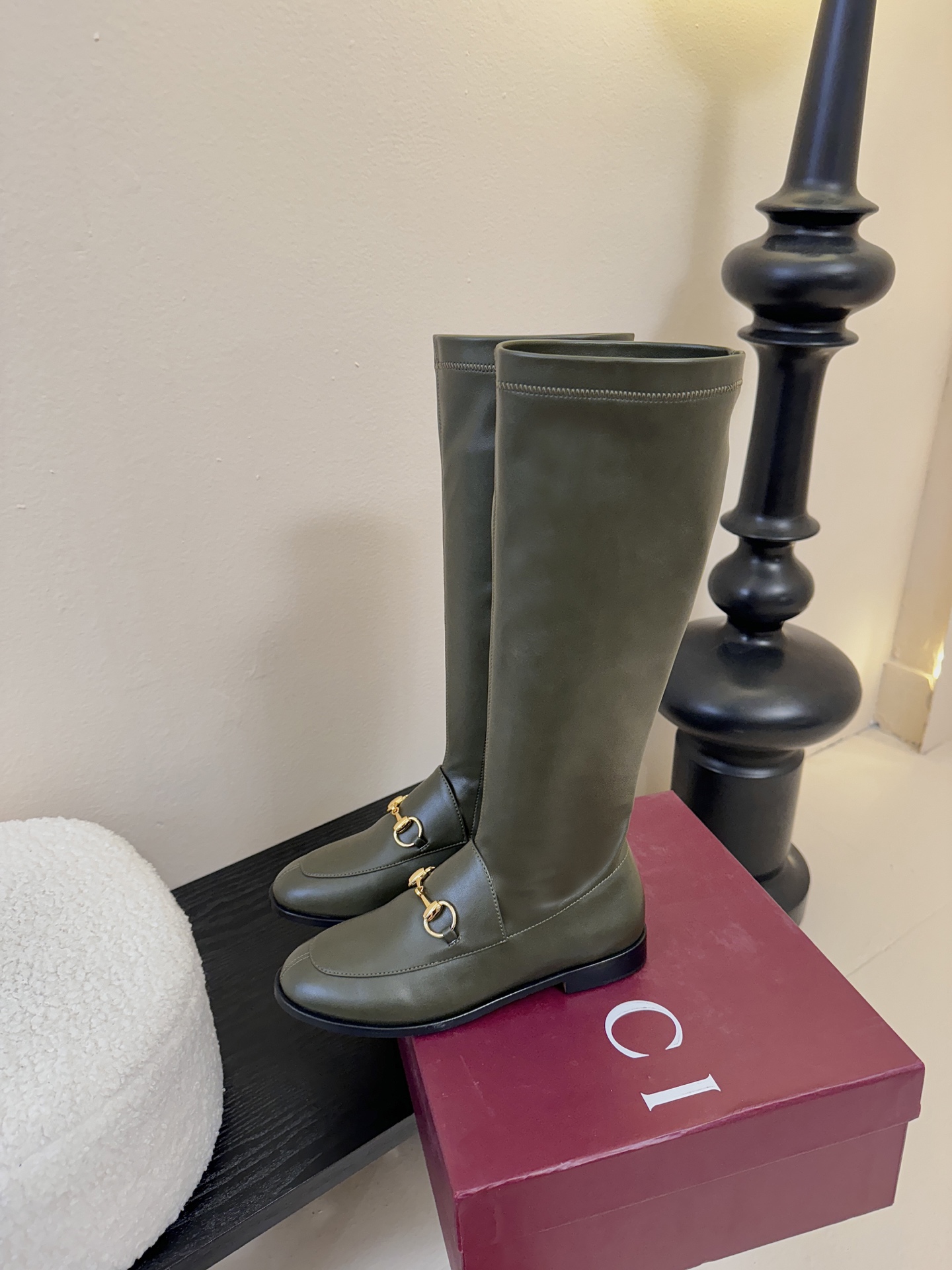 Gucci/古驰经典双G马衔扣复古乐福弹力靴当百年马术基因邂逅现代穿着哲学这款弹力靴便有了跨越时光的魅力