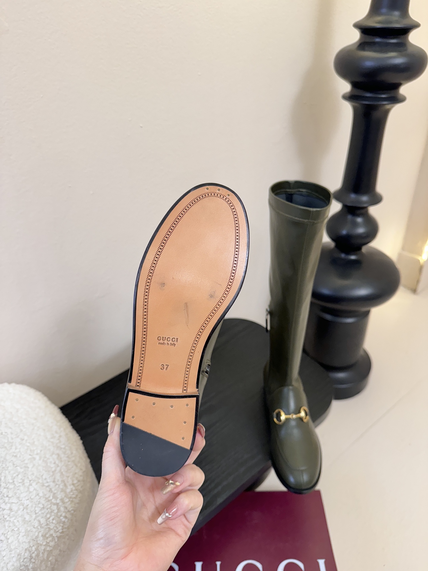 Gucci/古驰经典双G马衔扣复古乐福弹力靴当百年马术基因邂逅现代穿着哲学这款弹力靴便有了跨越时光的魅力