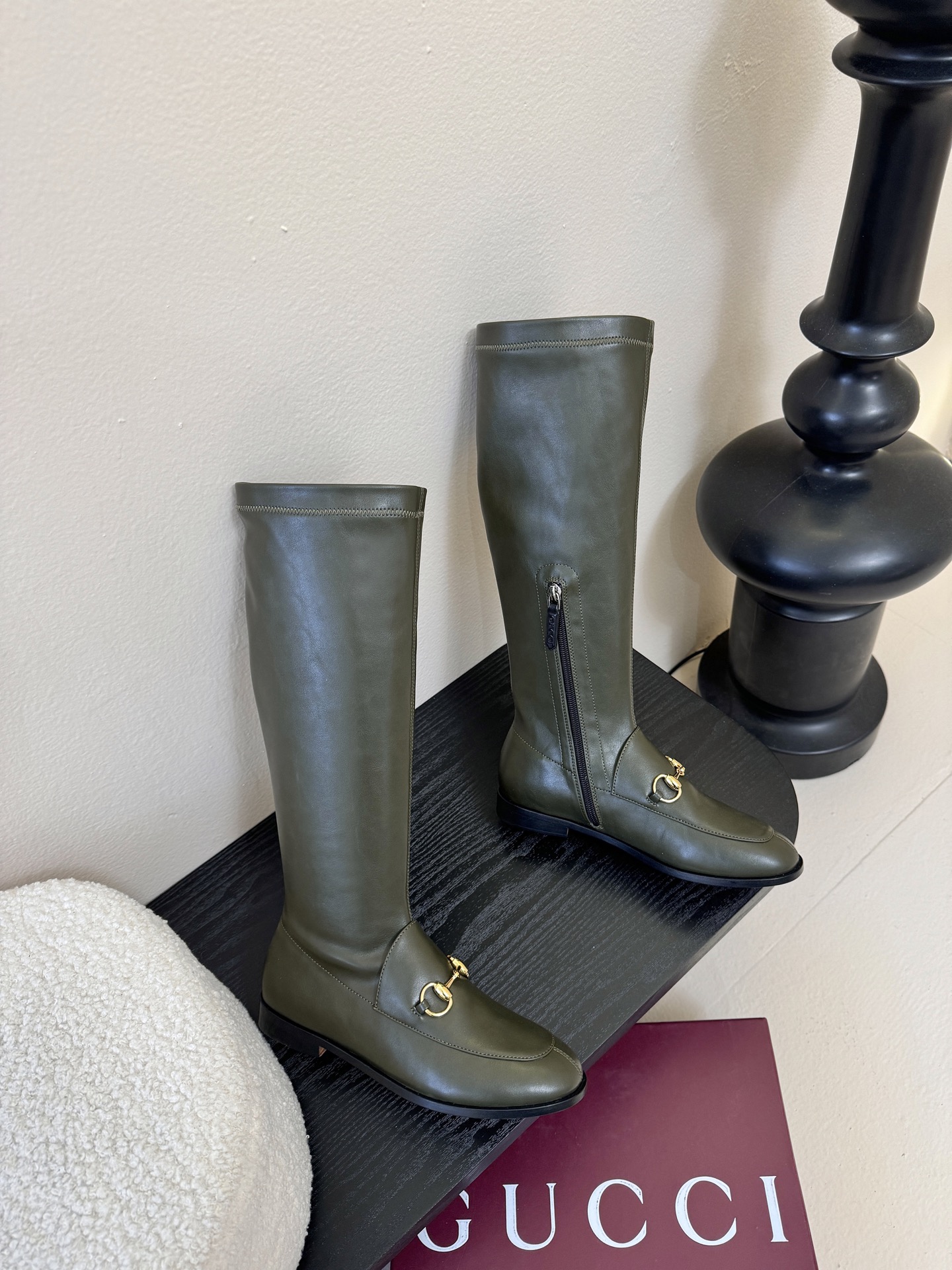 Gucci/古驰经典双G马衔扣复古乐福弹力靴当百年马术基因邂逅现代穿着哲学这款弹力靴便有了跨越时光的魅力