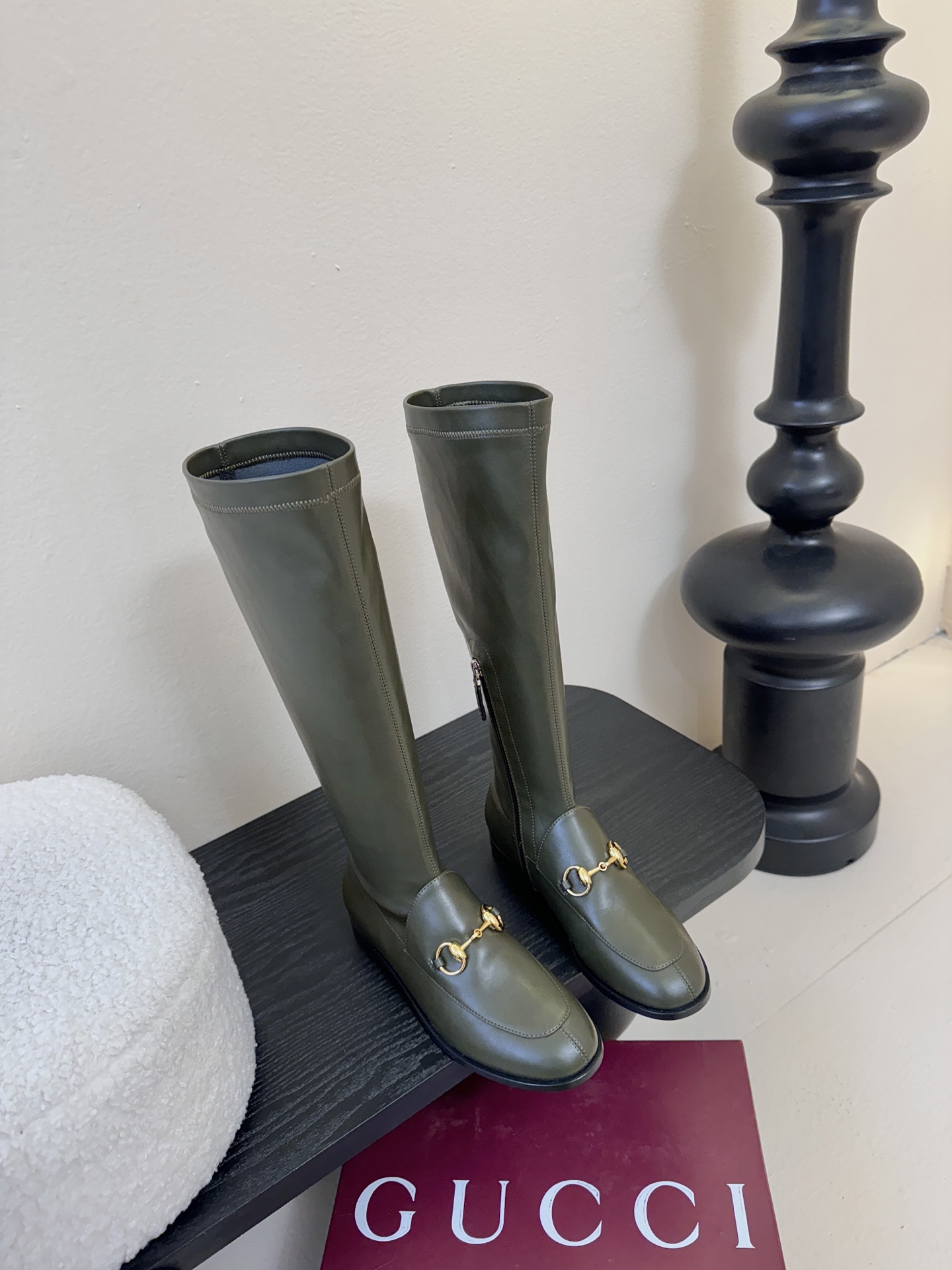 Gucci/古驰经典双G马衔扣复古乐福弹力靴当百年马术基因邂逅现代穿着哲学这款弹力靴便有了跨越时光的魅力