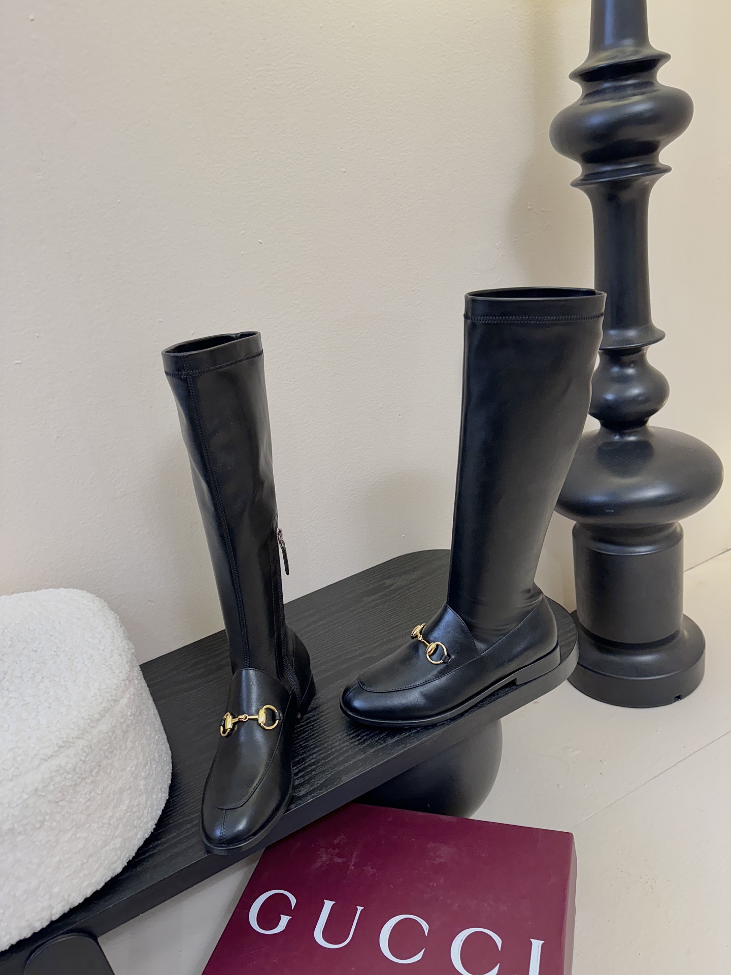 Gucci/古驰经典双G马衔扣复古乐福弹力靴当百年马术基因邂逅现代穿着哲学这款弹力靴便有了跨越时光的魅力