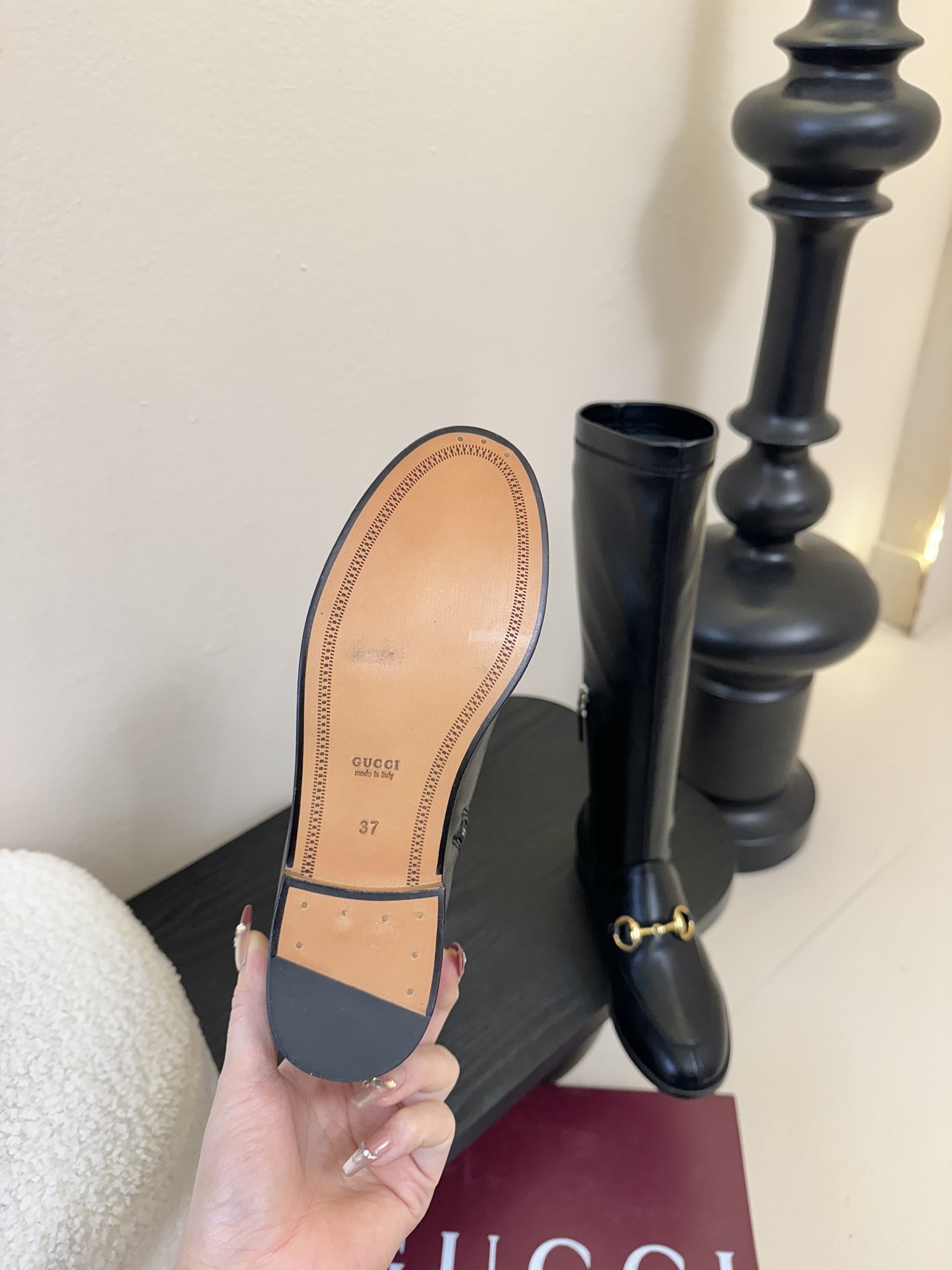 Gucci/古驰经典双G马衔扣复古乐福弹力靴当百年马术基因邂逅现代穿着哲学这款弹力靴便有了跨越时光的魅力