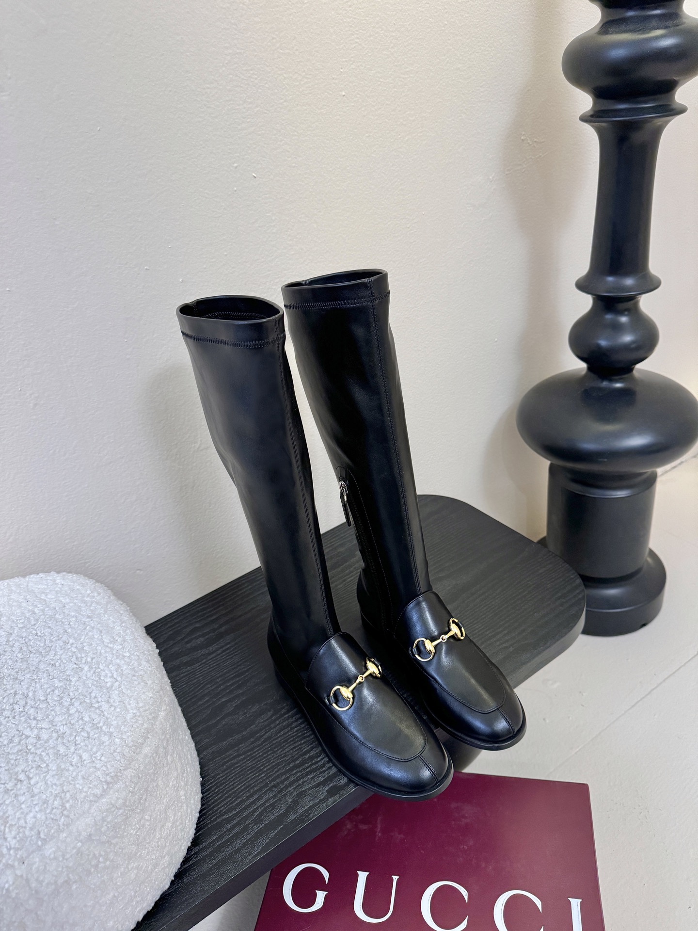 Gucci/古驰经典双G马衔扣复古乐福弹力靴当百年马术基因邂逅现代穿着哲学这款弹力靴便有了跨越时光的魅力