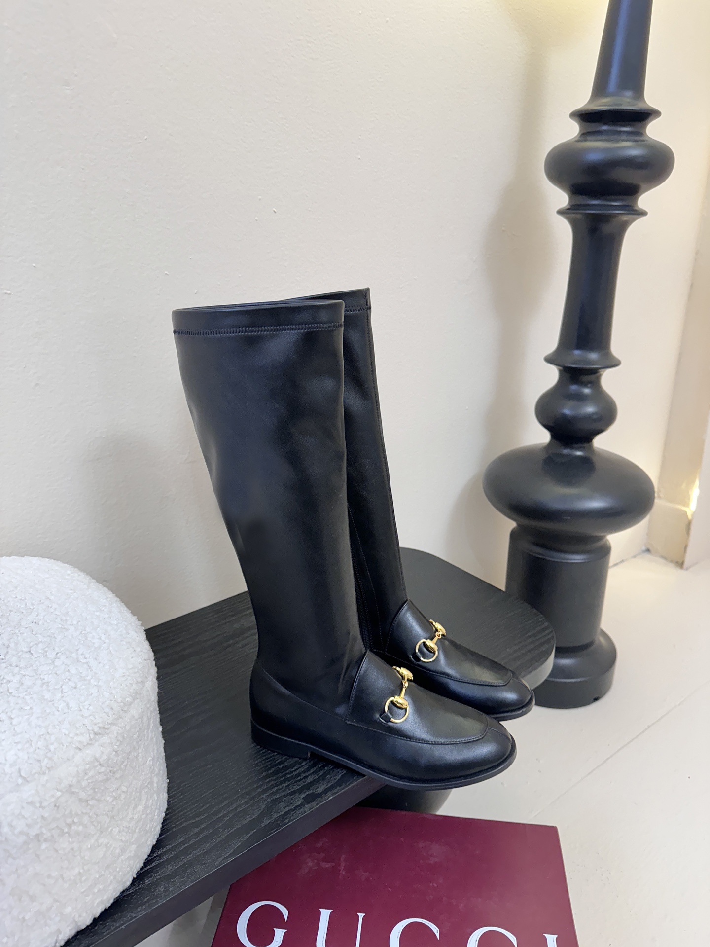 Gucci/古驰经典双G马衔扣复古乐福弹力靴当百年马术基因邂逅现代穿着哲学这款弹力靴便有了跨越时光的魅力