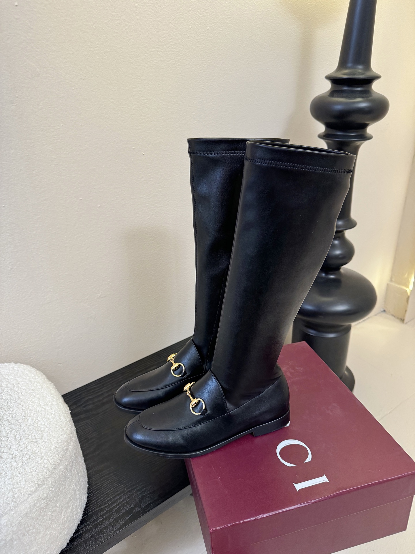 Gucci/古驰经典双G马衔扣复古乐福弹力靴当百年马术基因邂逅现代穿着哲学这款弹力靴便有了跨越时光的魅力