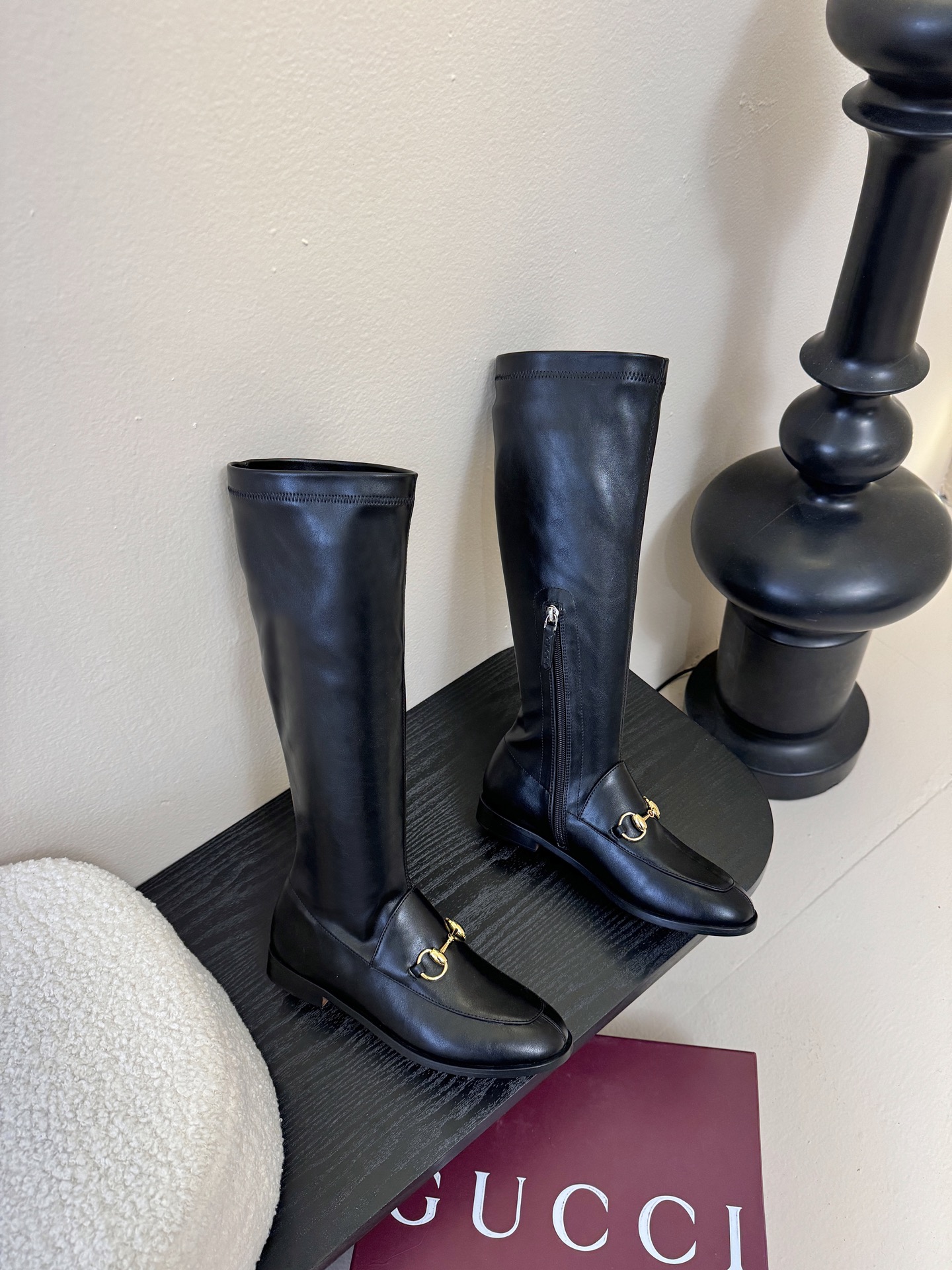 Gucci/古驰经典双G马衔扣复古乐福弹力靴当百年马术基因邂逅现代穿着哲学这款弹力靴便有了跨越时光的魅力