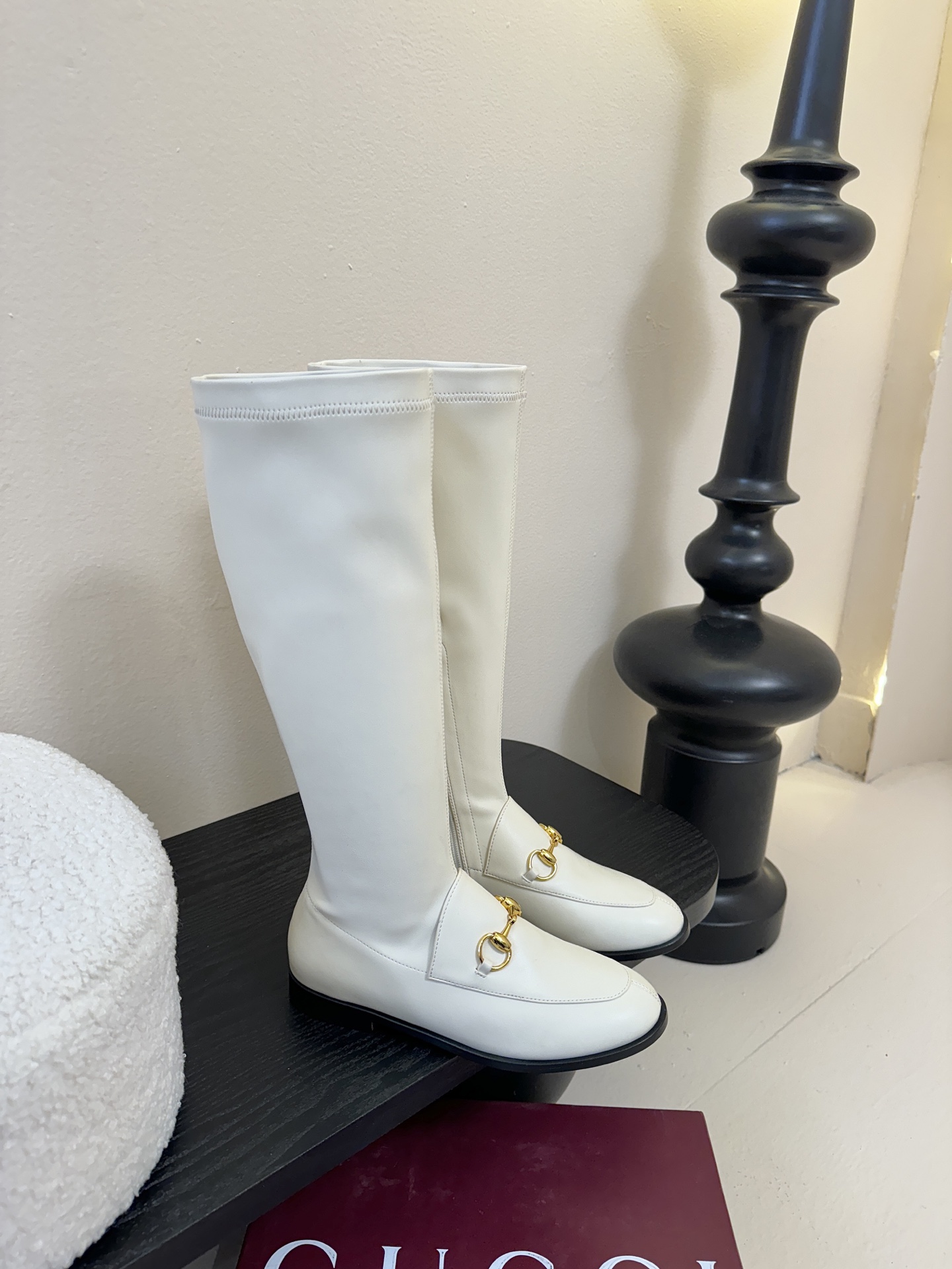 Gucci/古驰经典双G马衔扣复古乐福弹力靴当百年马术基因邂逅现代穿着哲学这款弹力靴便有了跨越时光的魅力