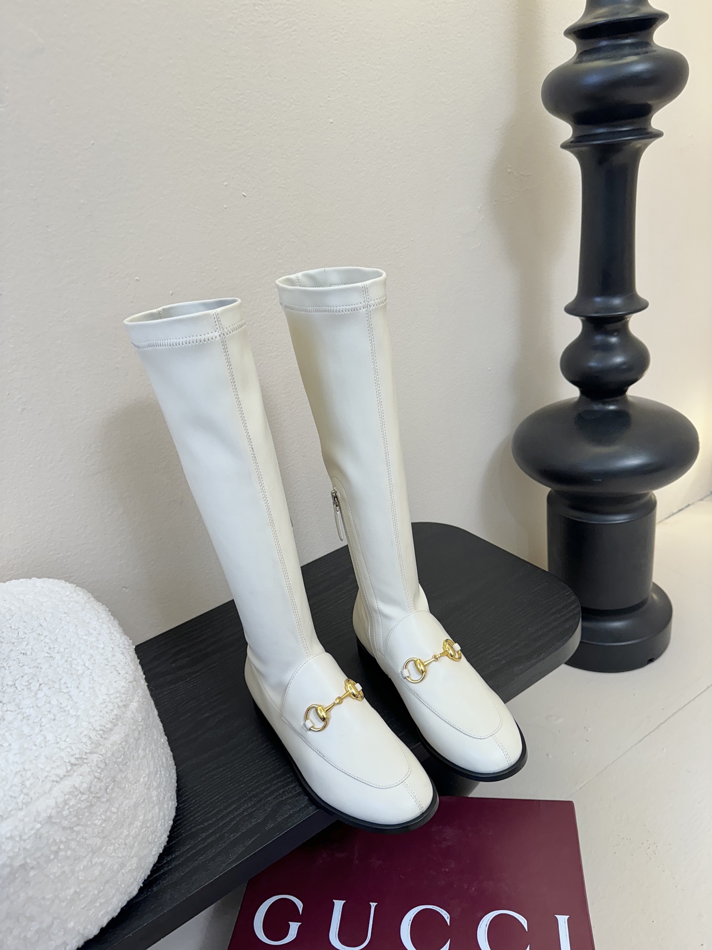 Gucci/古驰经典双G马衔扣复古乐福弹力靴当百年马术基因邂逅现代穿着哲学这款弹力靴便有了跨越时光的魅力