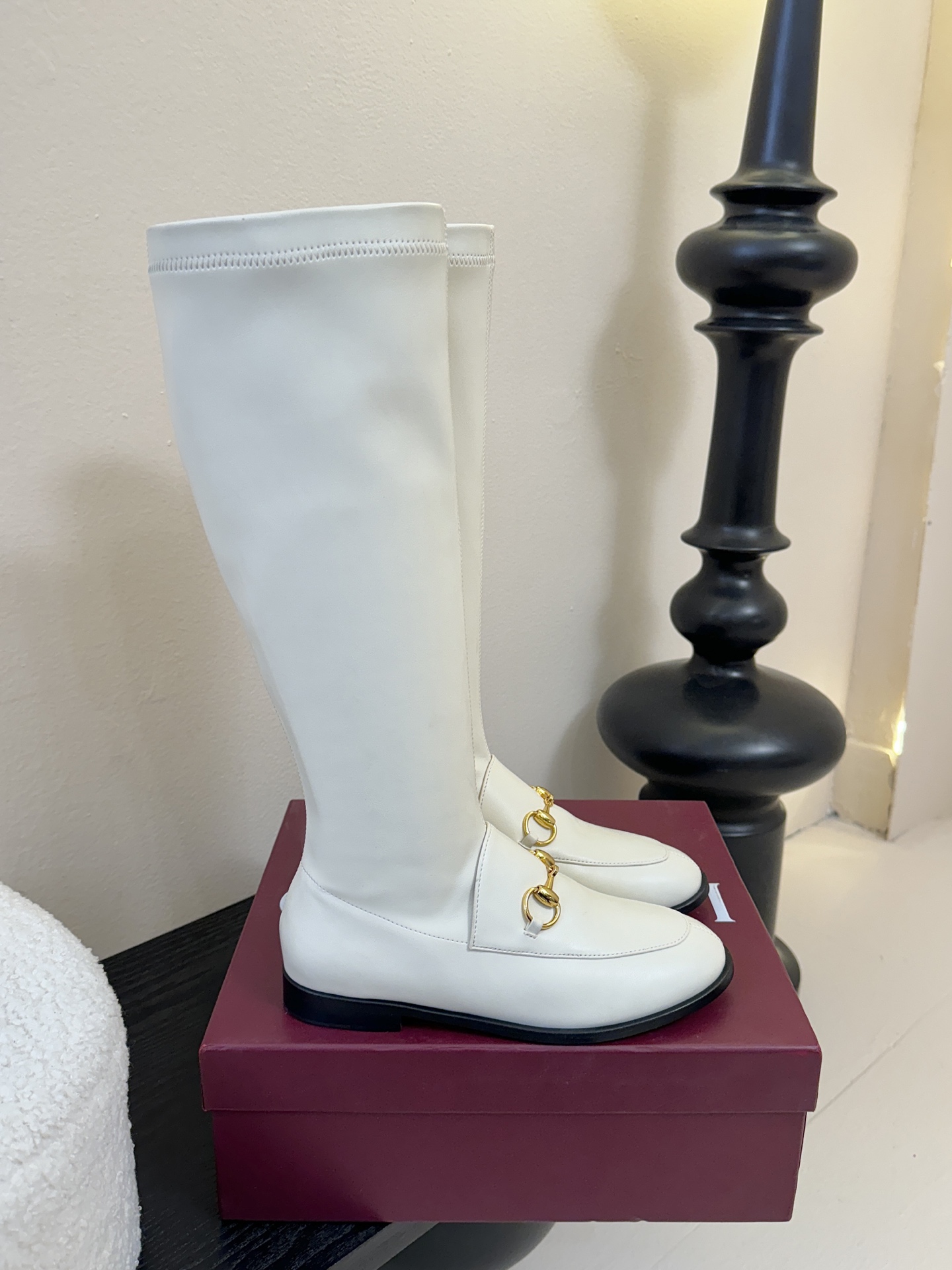 Gucci/古驰经典双G马衔扣复古乐福弹力靴当百年马术基因邂逅现代穿着哲学这款弹力靴便有了跨越时光的魅力