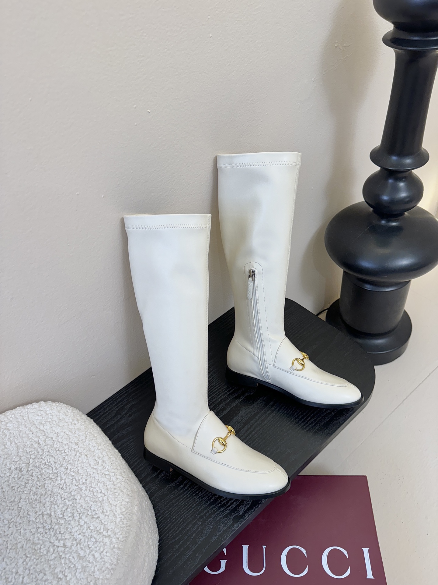 Gucci/古驰经典双G马衔扣复古乐福弹力靴当百年马术基因邂逅现代穿着哲学这款弹力靴便有了跨越时光的魅力