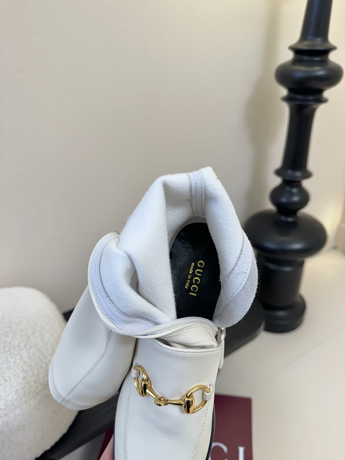 Gucci/古驰经典双G马衔扣复古乐福弹力靴当百年马术基因邂逅现代穿着哲学这款弹力靴便有了跨越时光的魅力