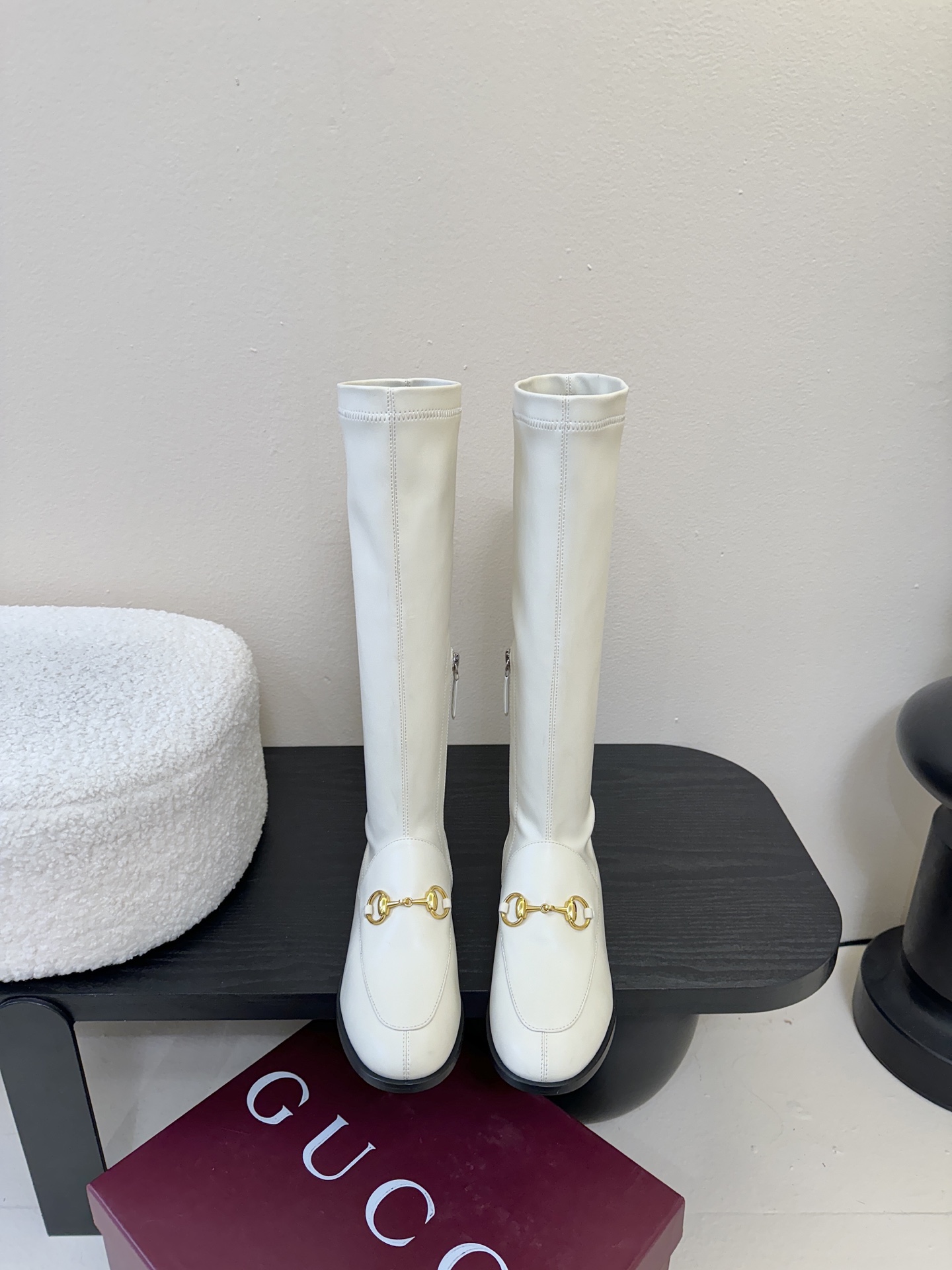 Gucci/古驰经典双G马衔扣复古乐福弹力靴当百年马术基因邂逅现代穿着哲学这款弹力靴便有了跨越时光的魅力