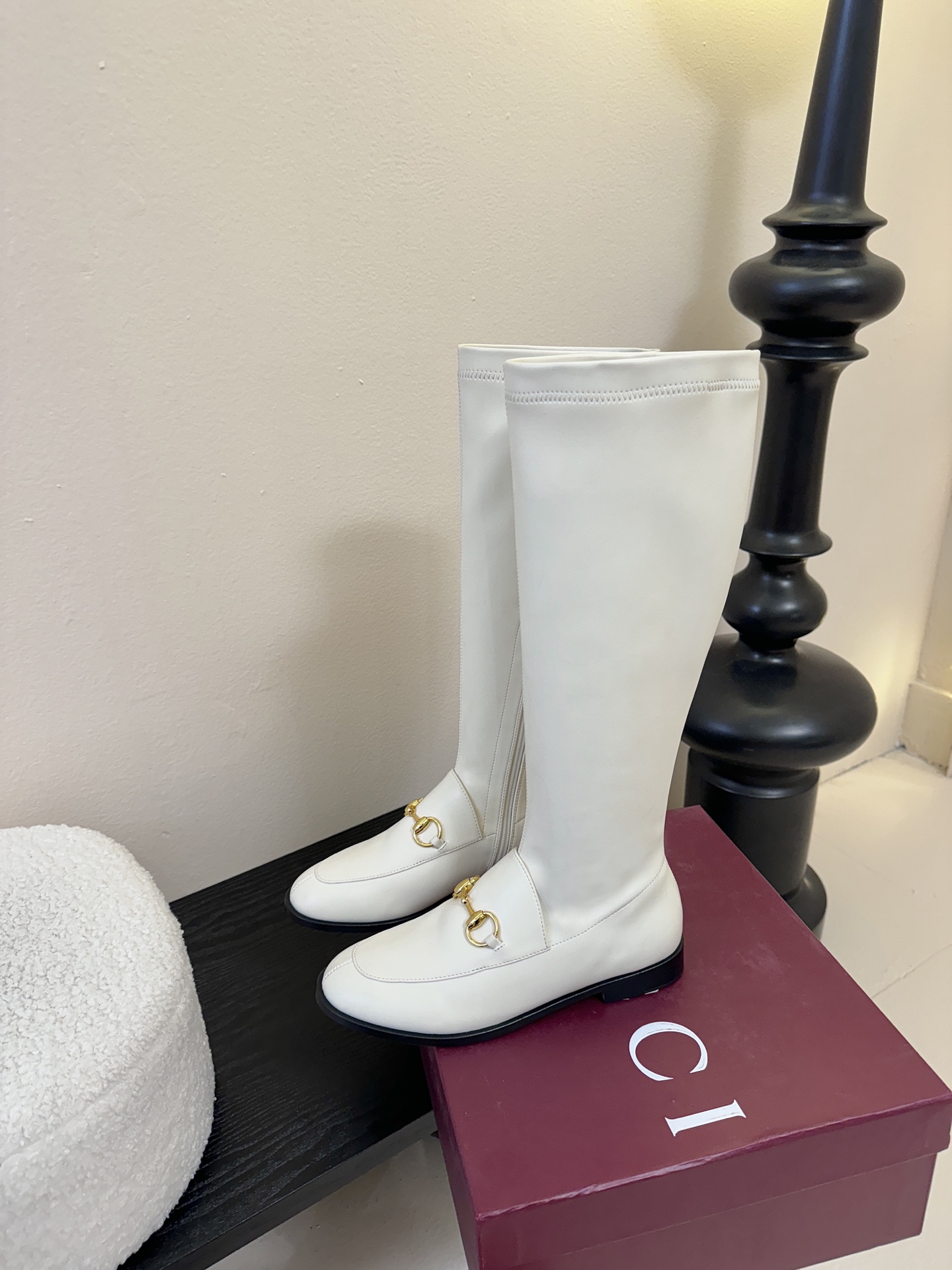 Gucci/古驰经典双G马衔扣复古乐福弹力靴当百年马术基因邂逅现代穿着哲学这款弹力靴便有了跨越时光的魅力