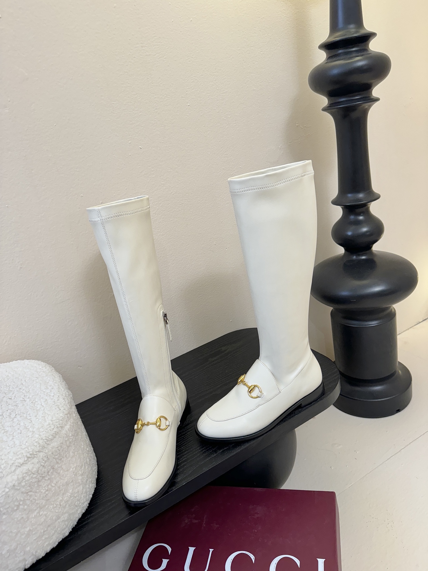 Gucci/古驰经典双G马衔扣复古乐福弹力靴当百年马术基因邂逅现代穿着哲学这款弹力靴便有了跨越时光的魅力