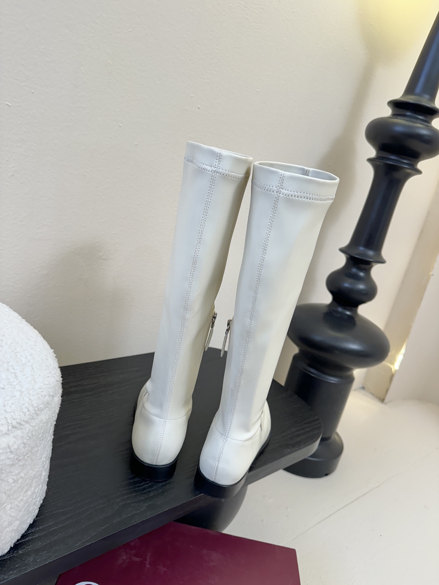 Gucci/古驰经典双G马衔扣复古乐福弹力靴当百年马术基因邂逅现代穿着哲学这款弹力靴便有了跨越时光的魅力