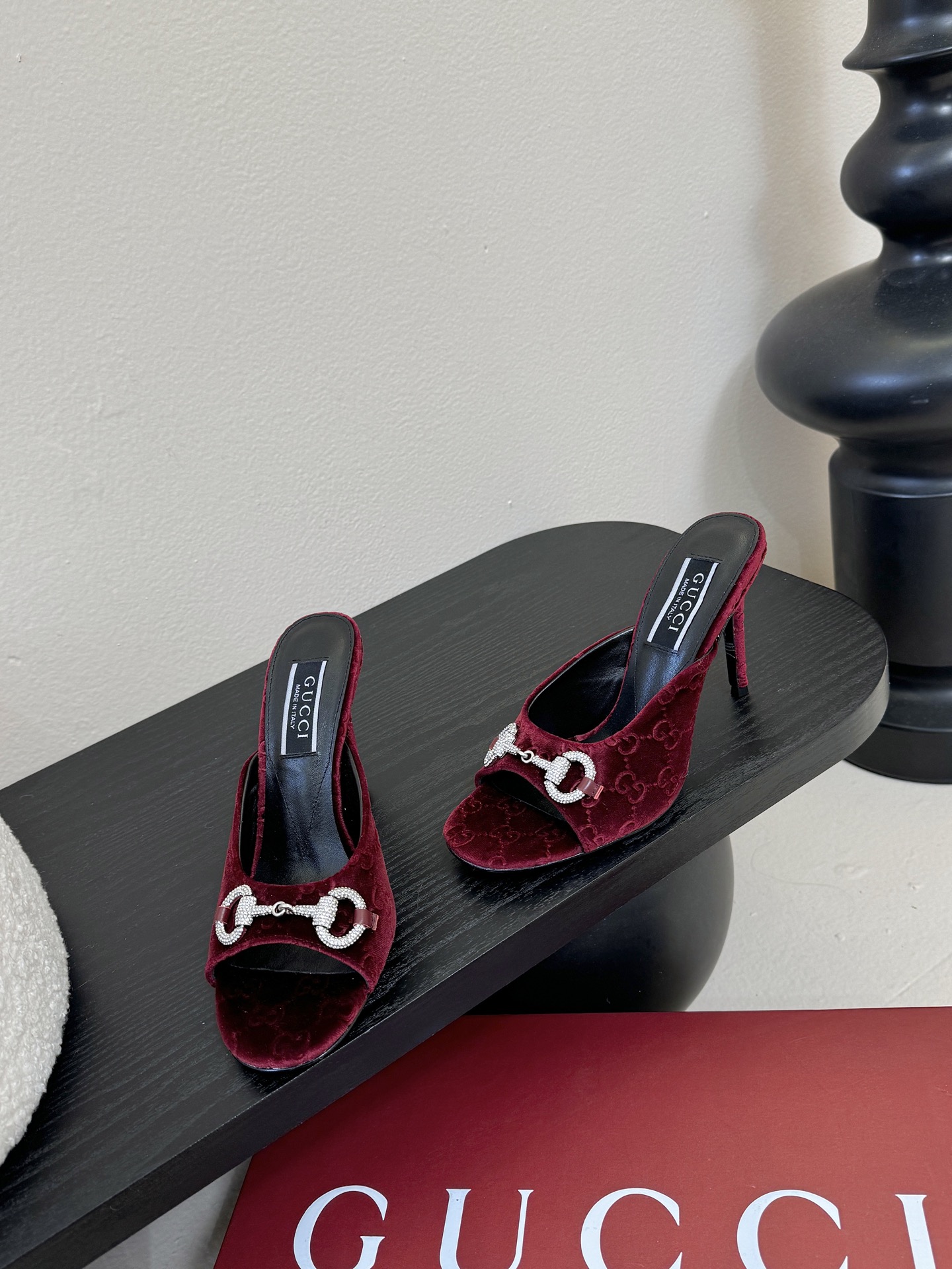 2025夏季 Gucci 最新D字浅金马衔扣丝绒半拖 凉鞋这款女士夹趾凉鞋搭配饰经典大D新马衔扣细节金色