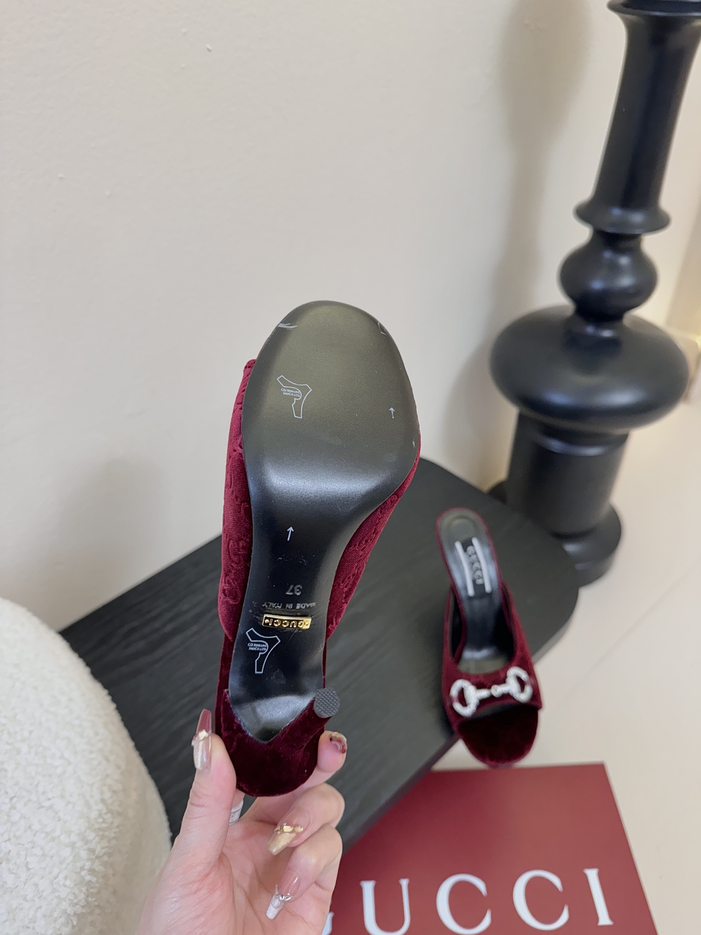 2025夏季 Gucci 最新D字浅金马衔扣丝绒半拖 凉鞋这款女士夹趾凉鞋搭配饰经典大D新马衔扣细节金色