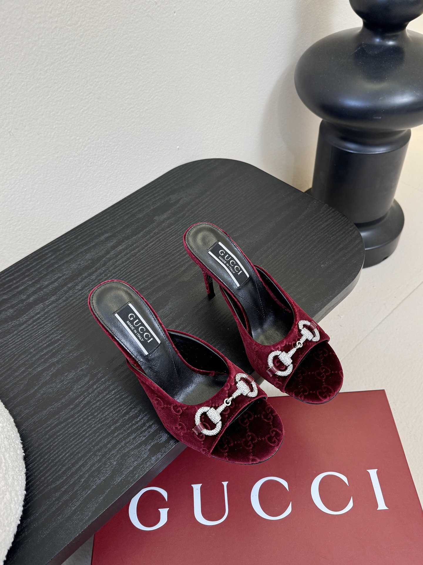 2025夏季 Gucci 最新D字浅金马衔扣丝绒半拖 凉鞋这款女士夹趾凉鞋搭配饰经典大D新马衔扣细节金色