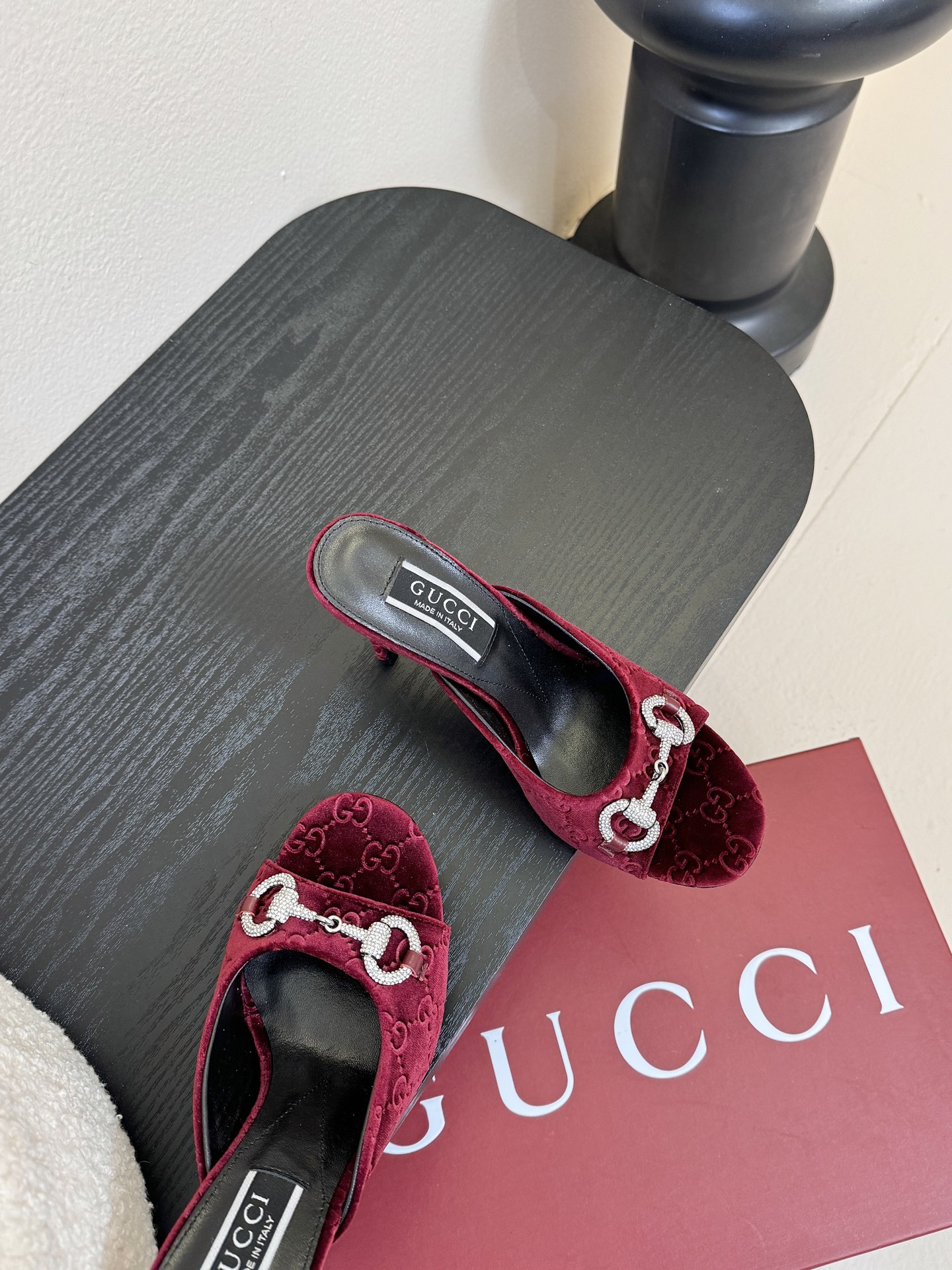 2025夏季 Gucci 最新D字浅金马衔扣丝绒半拖 凉鞋这款女士夹趾凉鞋搭配饰经典大D新马衔扣细节金色